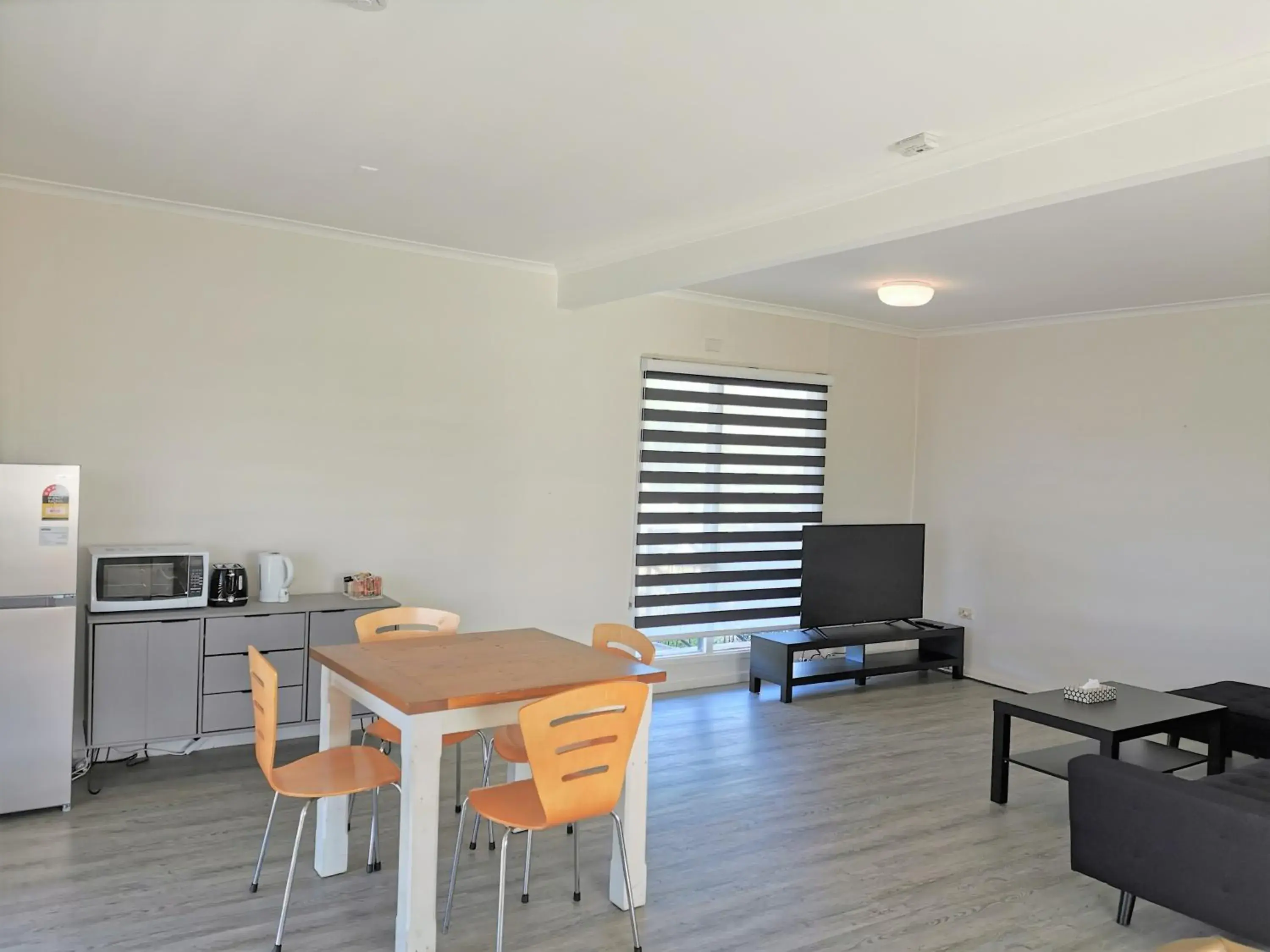 Living room, Dining Area in Bathurst Explorers Motel