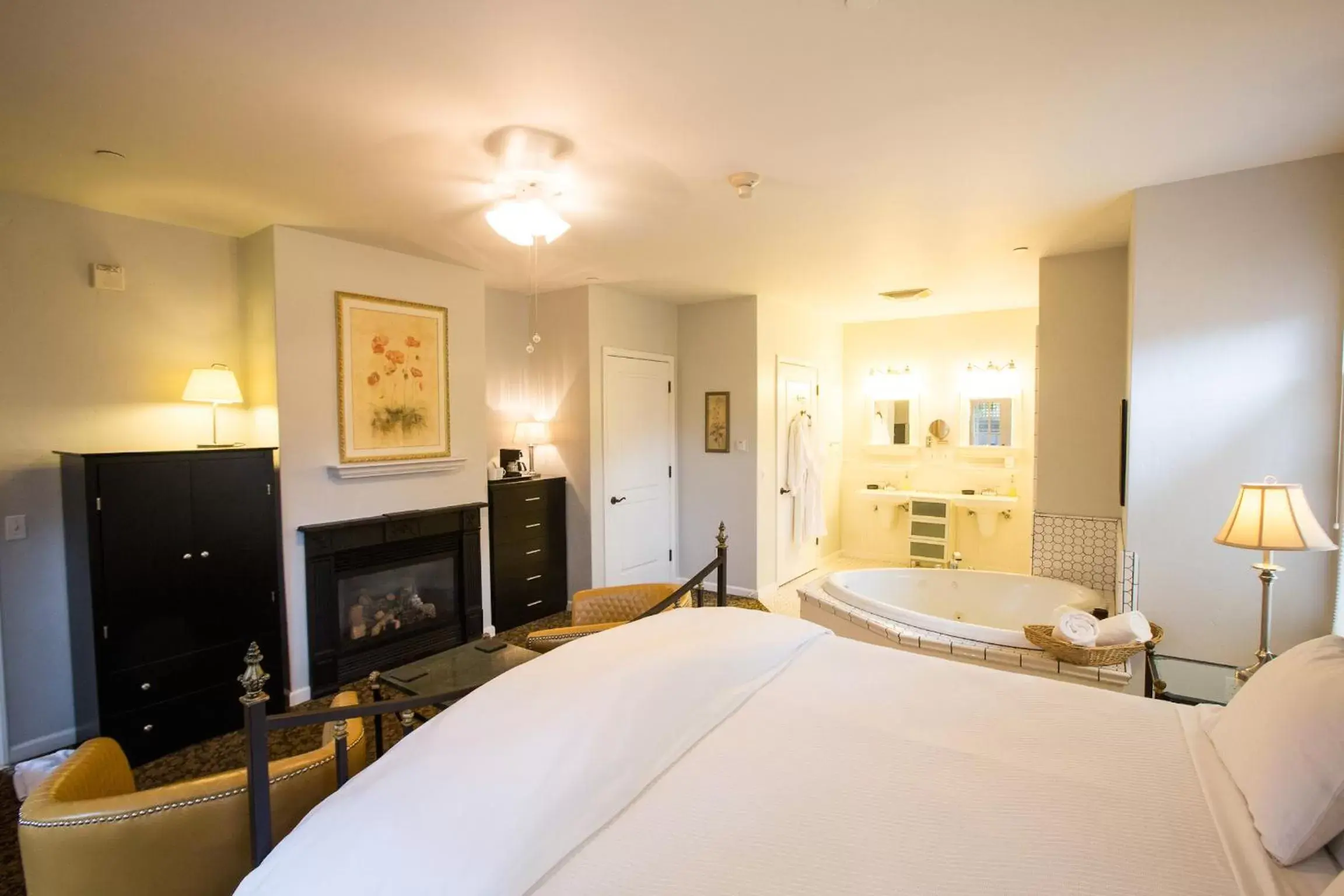 King Room with Roll-In Shower - Disability Access in The Inn on First King Room with Roll-In Shower - Disability Access in The Inn on First