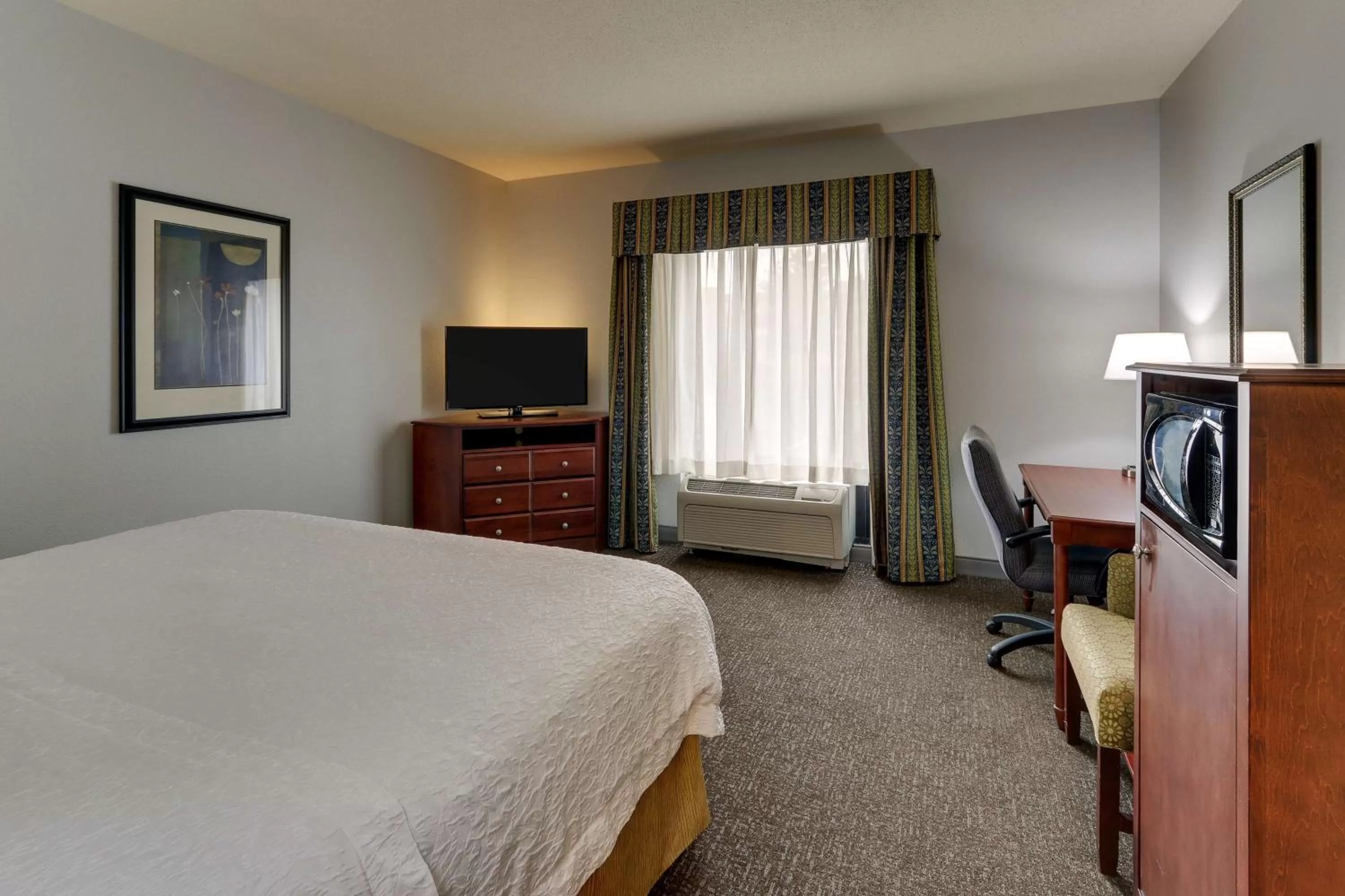 Bedroom, Bed in Hampton Inn & Suites Indianapolis-Airport