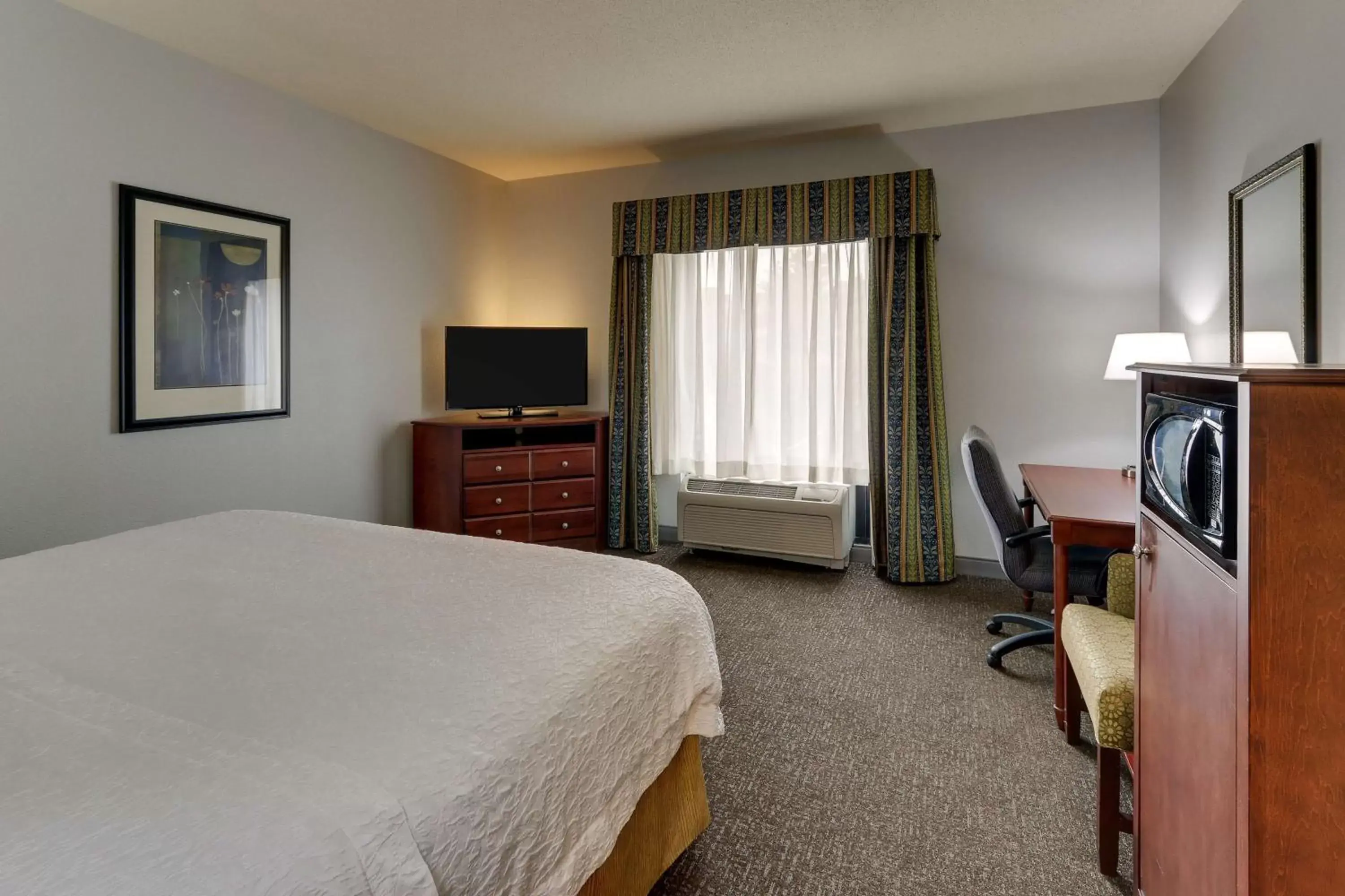 Bedroom, TV/Entertainment Center in Hampton Inn & Suites Indianapolis-Airport