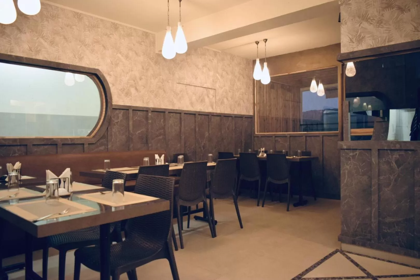 Restaurant/Places to Eat in Hotel Travellers INN