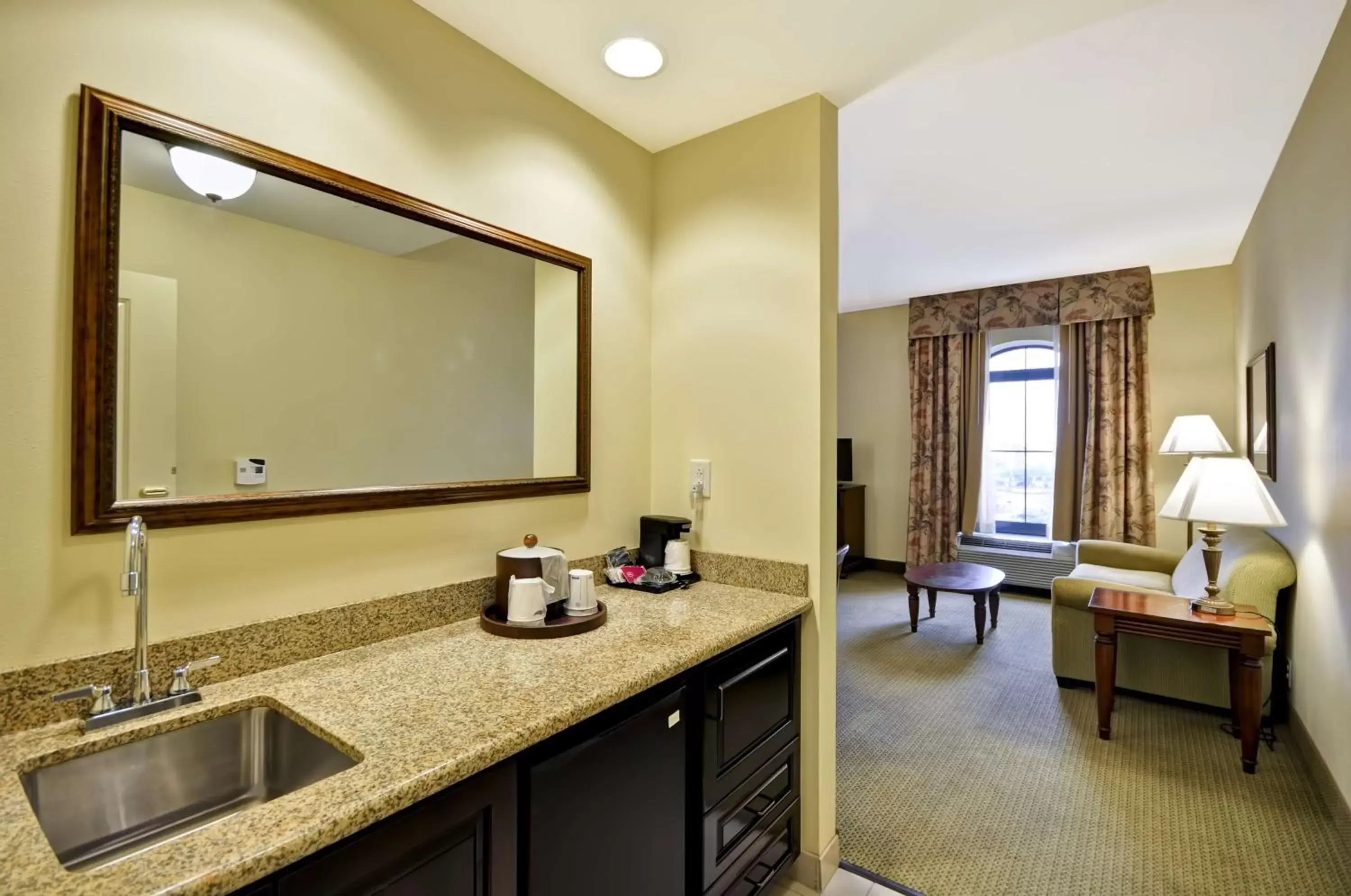 Kitchen or kitchenette, Bathroom in Hampton Inn & Suites North Charleston-University Boulevard