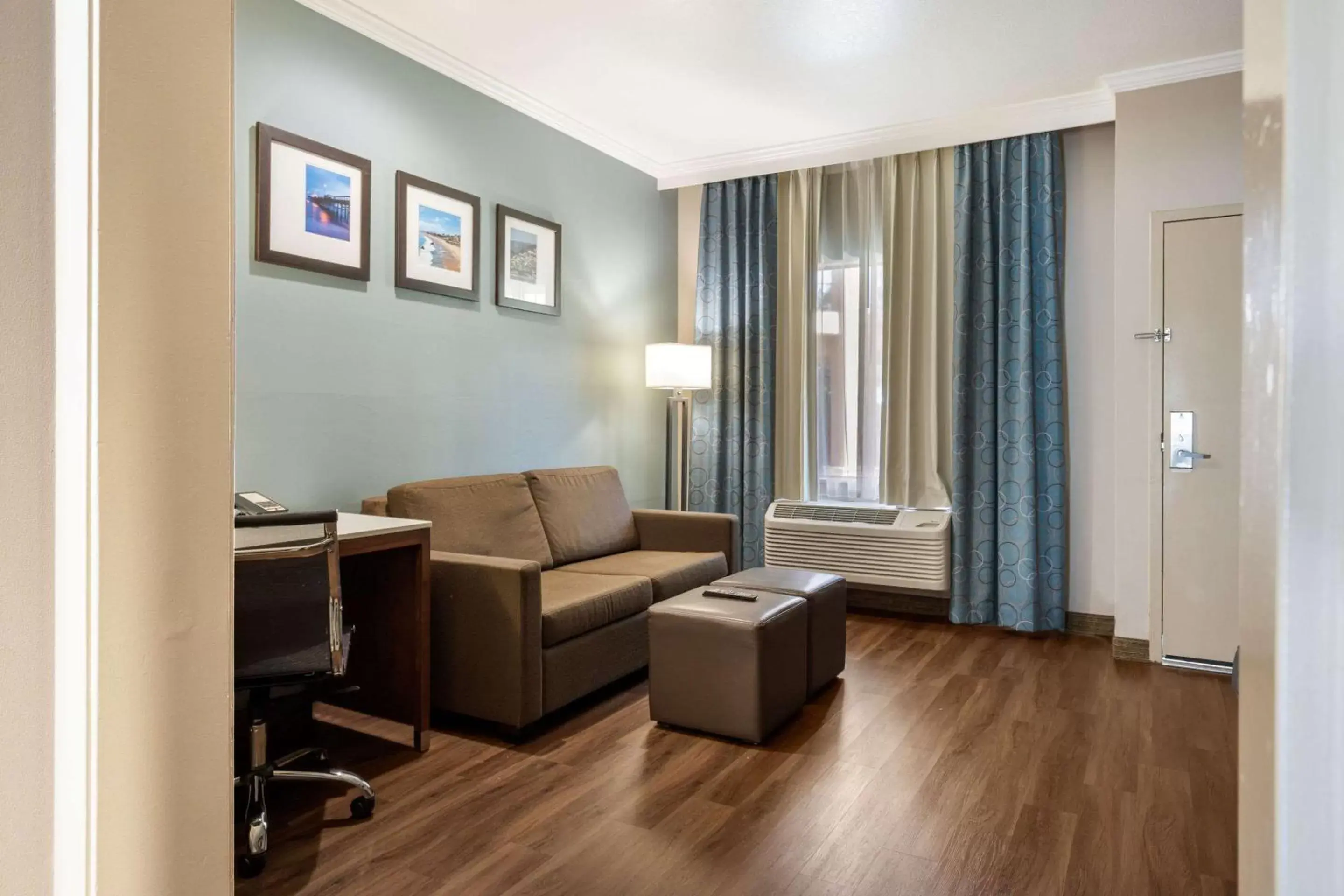 Bedroom, Seating Area in MainStay Suites John Wayne Airport, a Choice Hotel