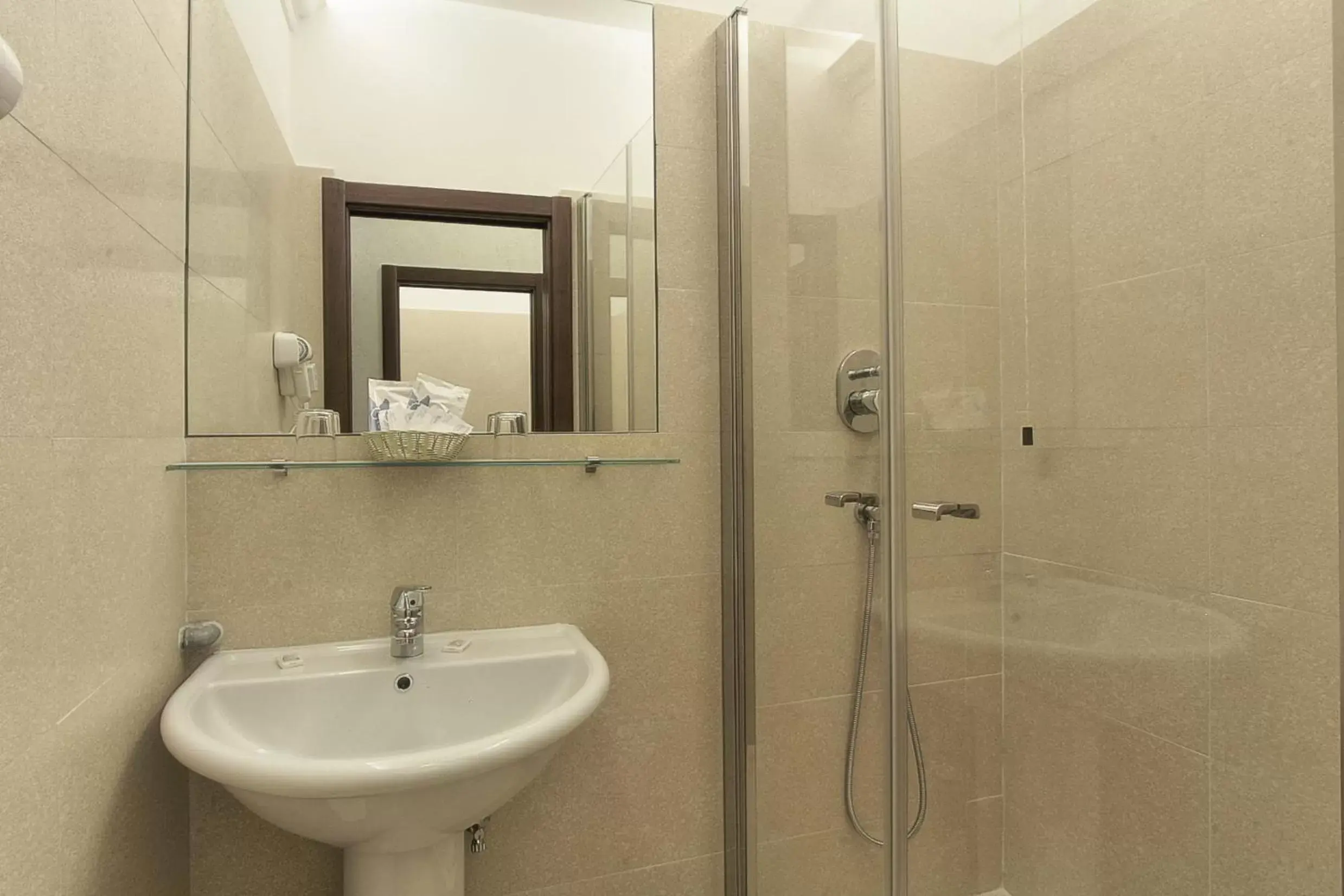 Shower, Bathroom in Hotel Alessandra