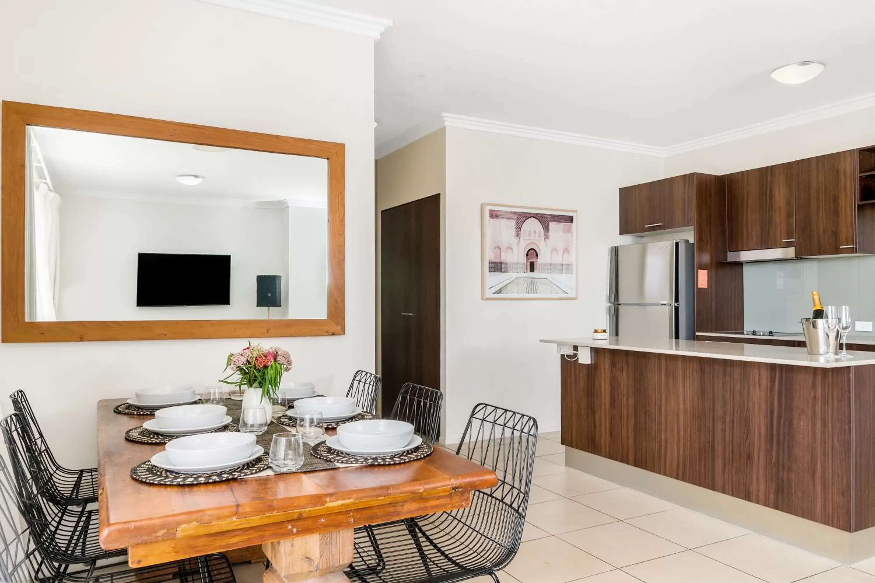 Dining area, Kitchen/Kitchenette in Byron Bay Hotel and Apartments