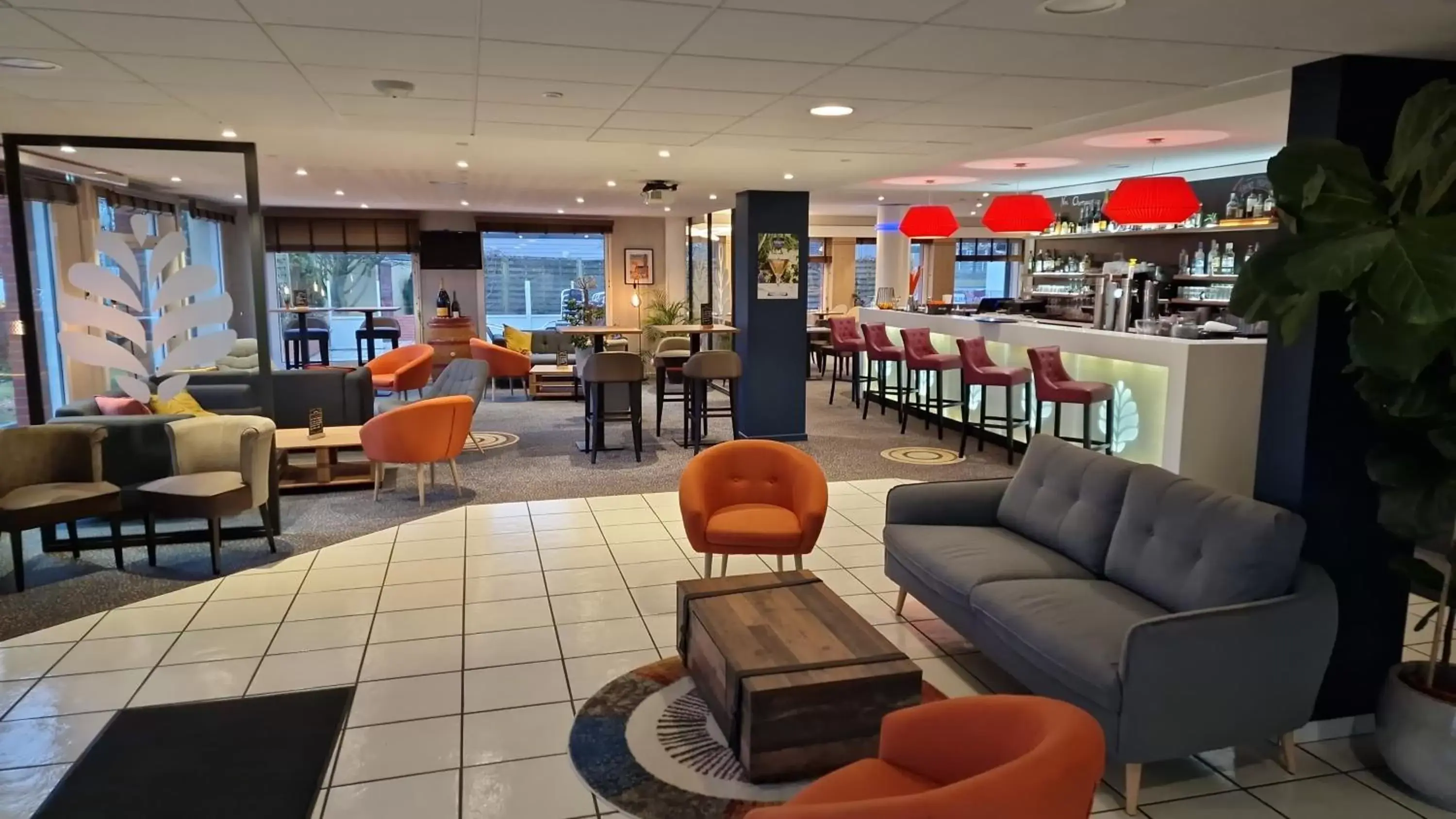 Communal lounge/ TV room in Hostellerie Saint Vincent Beauvais Aeroport
