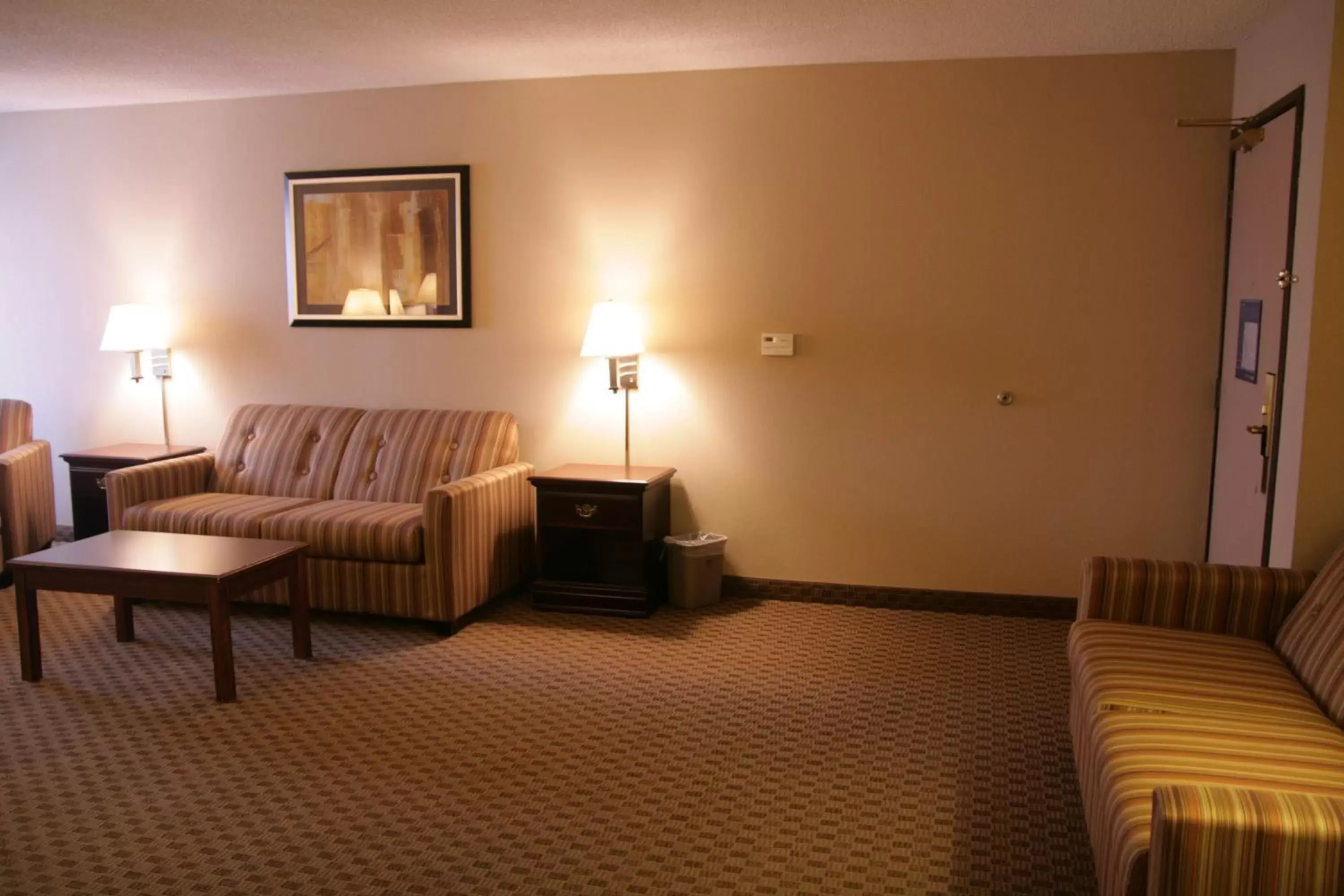 Living room, Seating Area in Hampton Inn Olathe