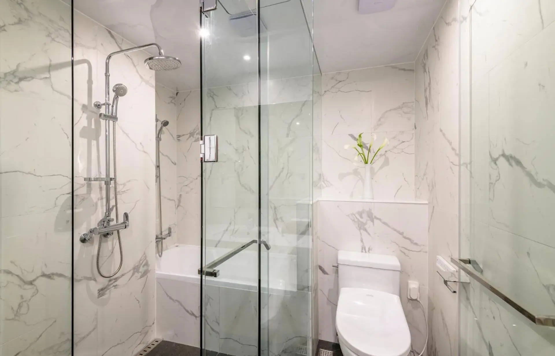 Shower, Bathroom in Hotel Sumorum