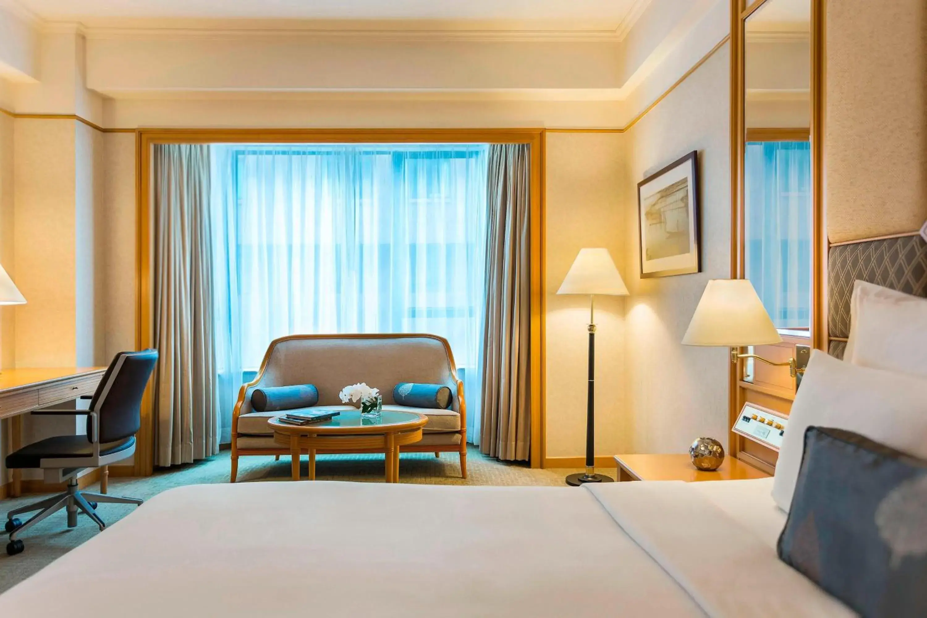 Bedroom, Bed in Renaissance Riverside Hotel Saigon