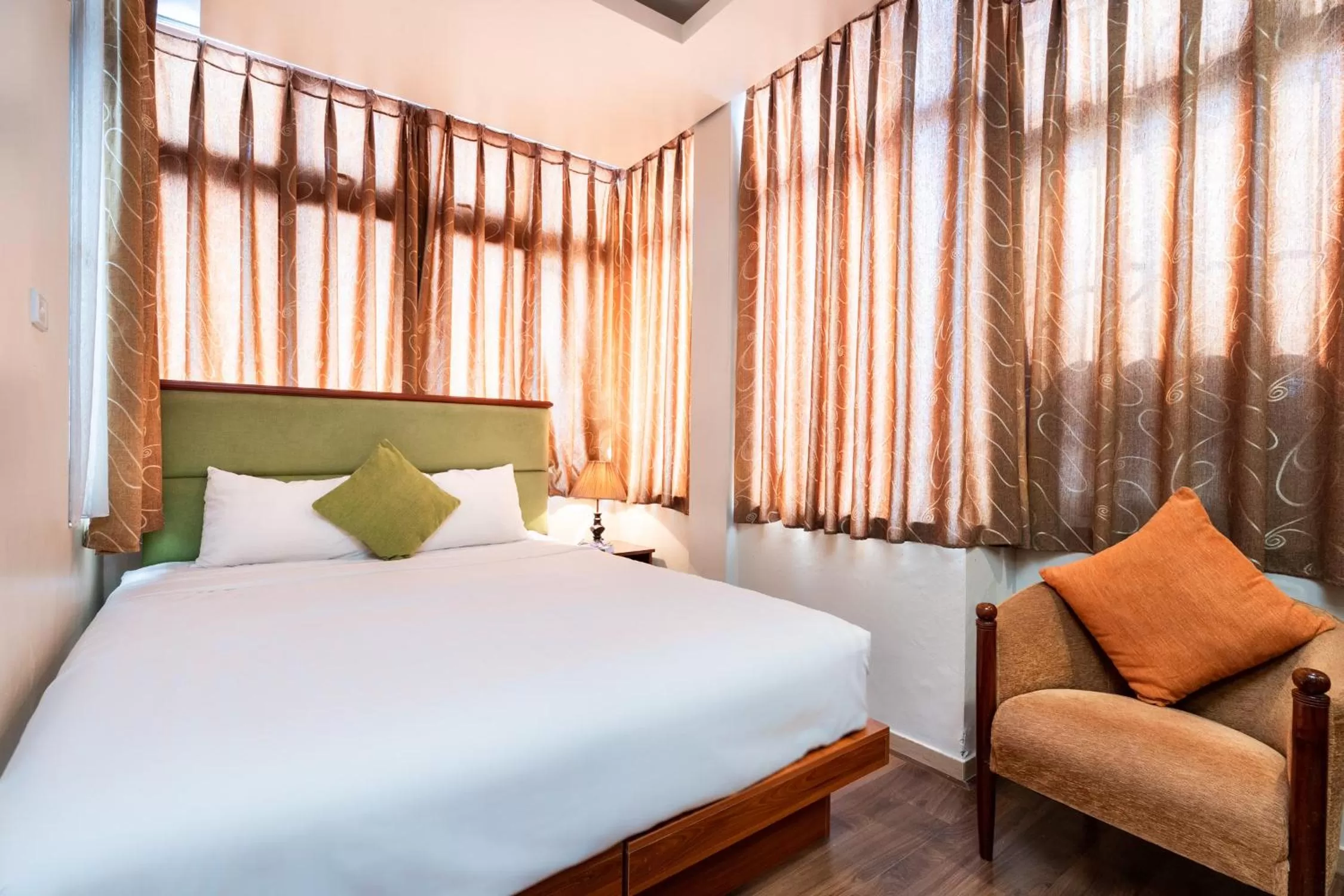 Bed in Artisan Lakeview Hotel