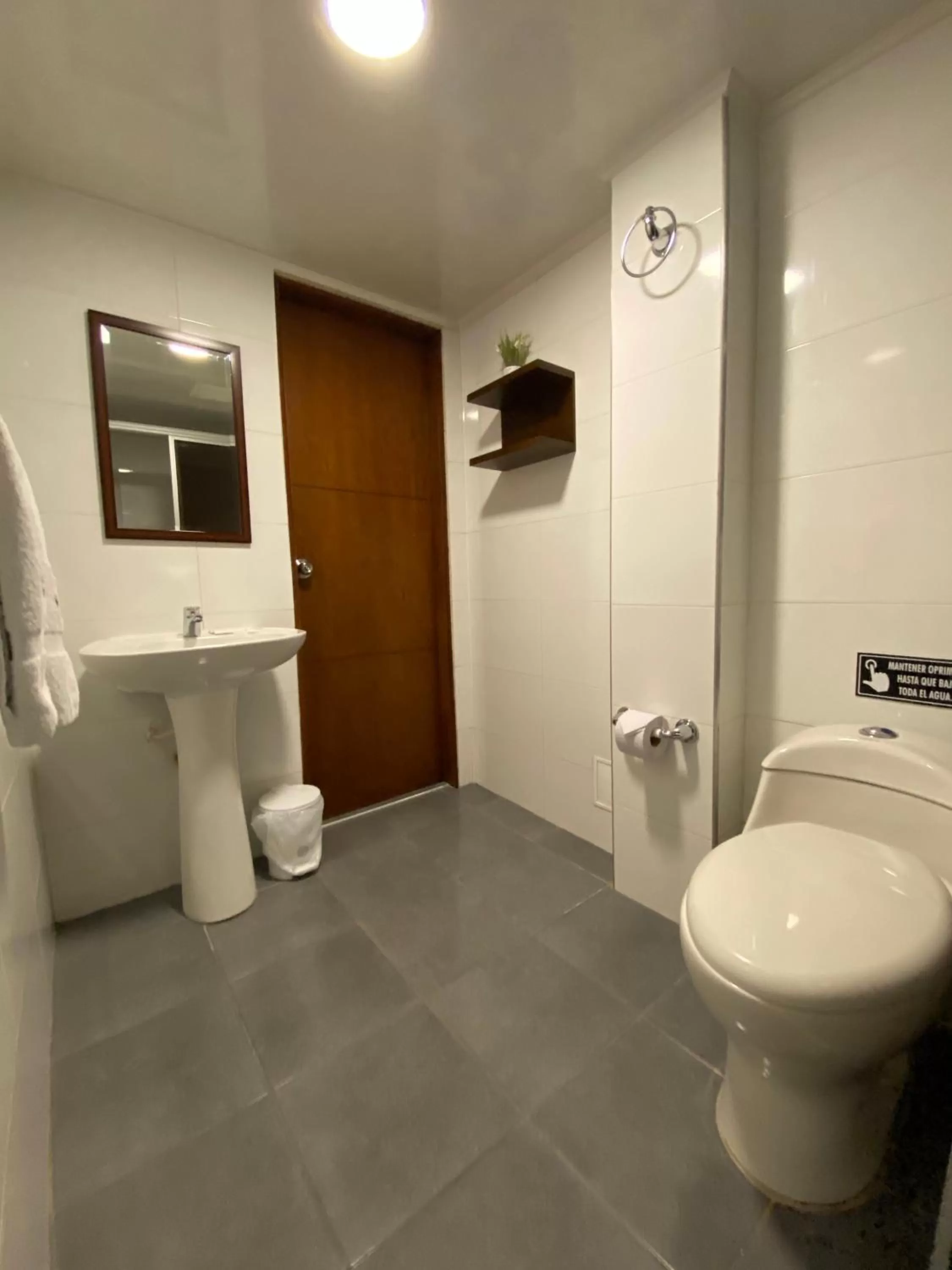 Toilet in Hotel Maceo Chico