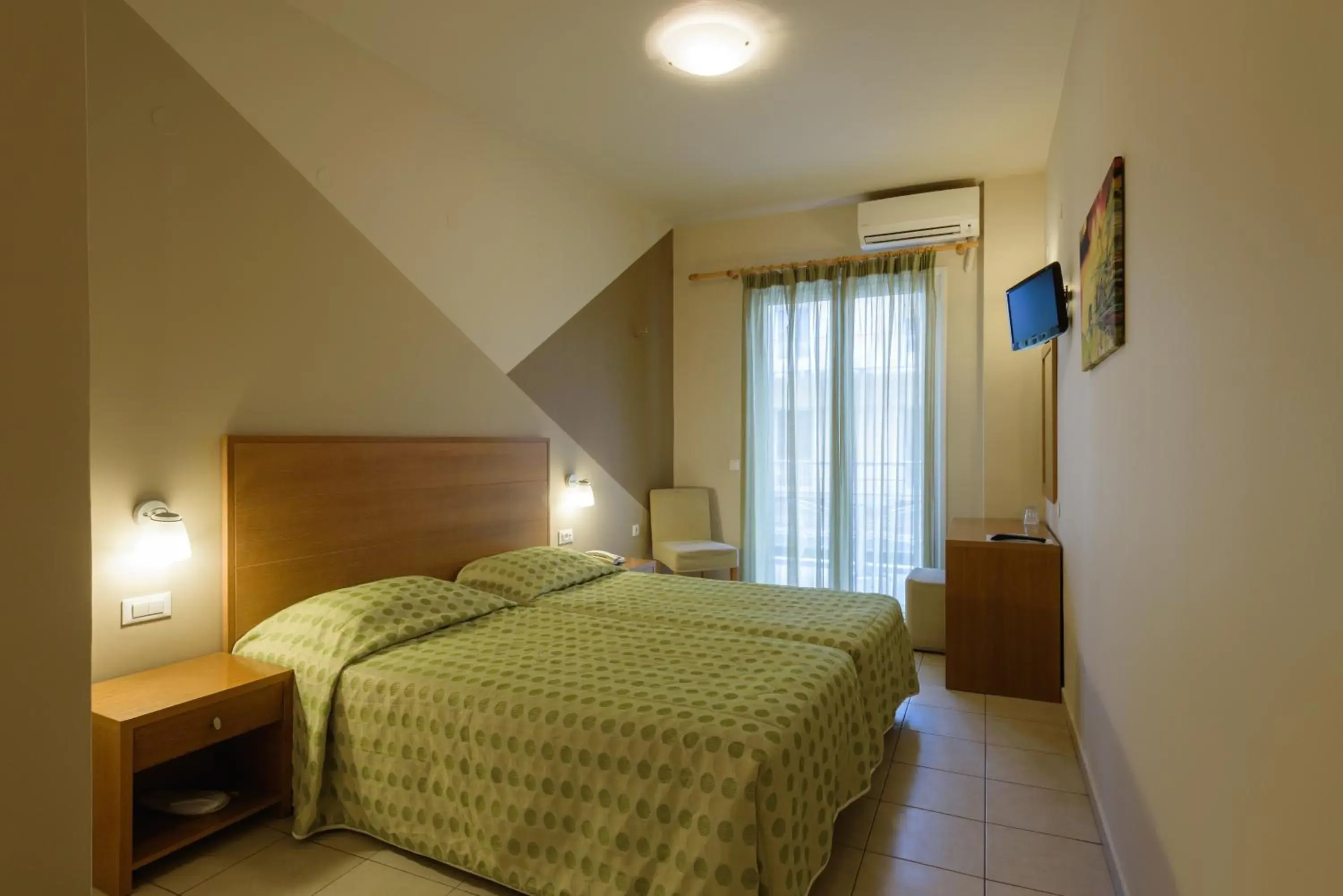 Bathroom, Bed in Park Hotel