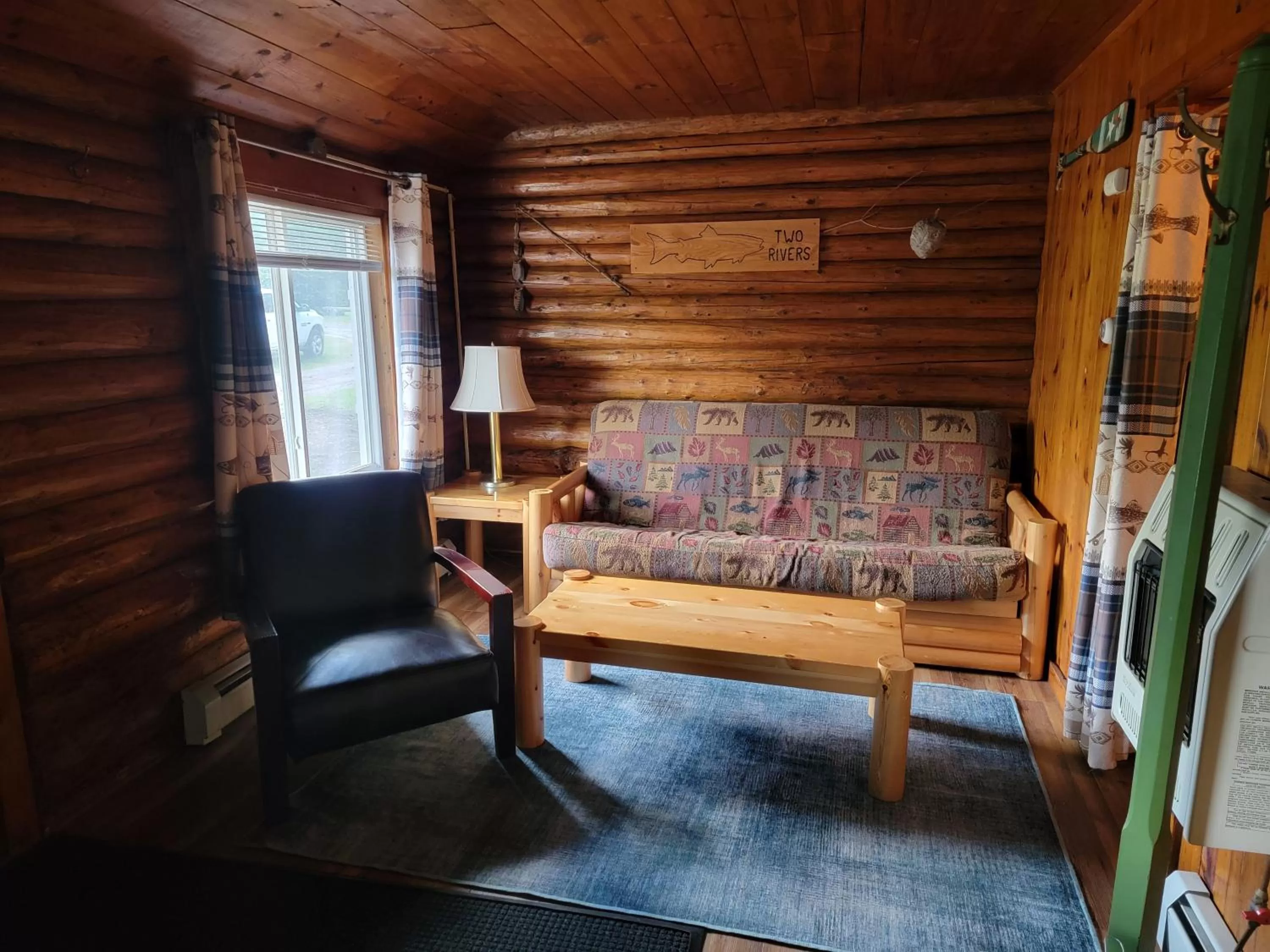 Living room in Two Rivers Motel and Cabins of Kenton, MI