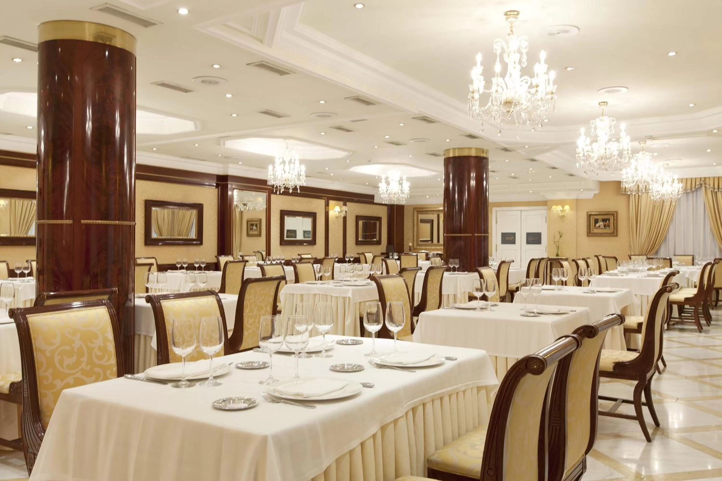 Restaurant/places to eat in Hotel Alameda Palace