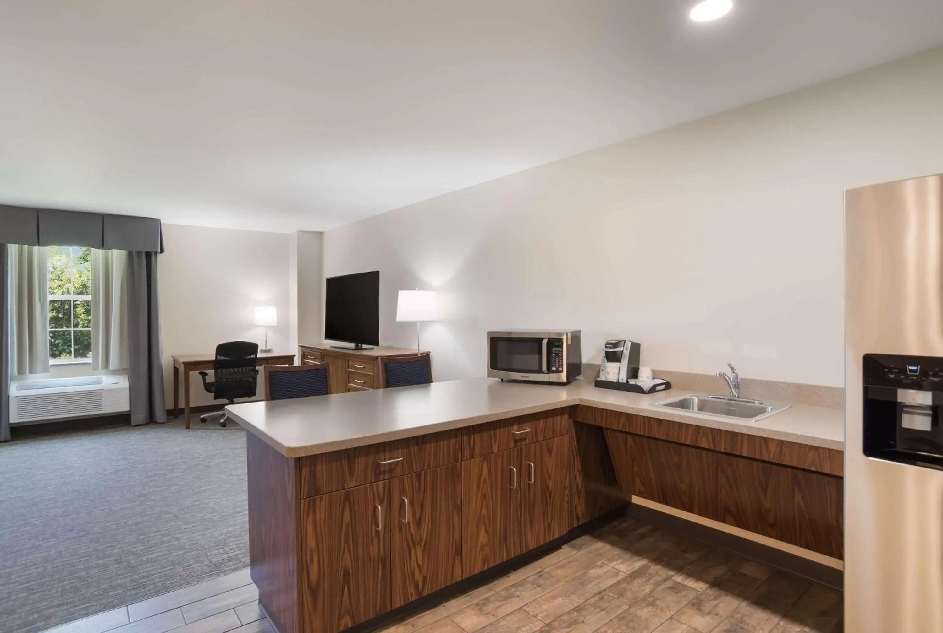 Bedroom, Kitchen/Kitchenette in SureStay Plus Hotel by Best Western Elizabethtown Hershey