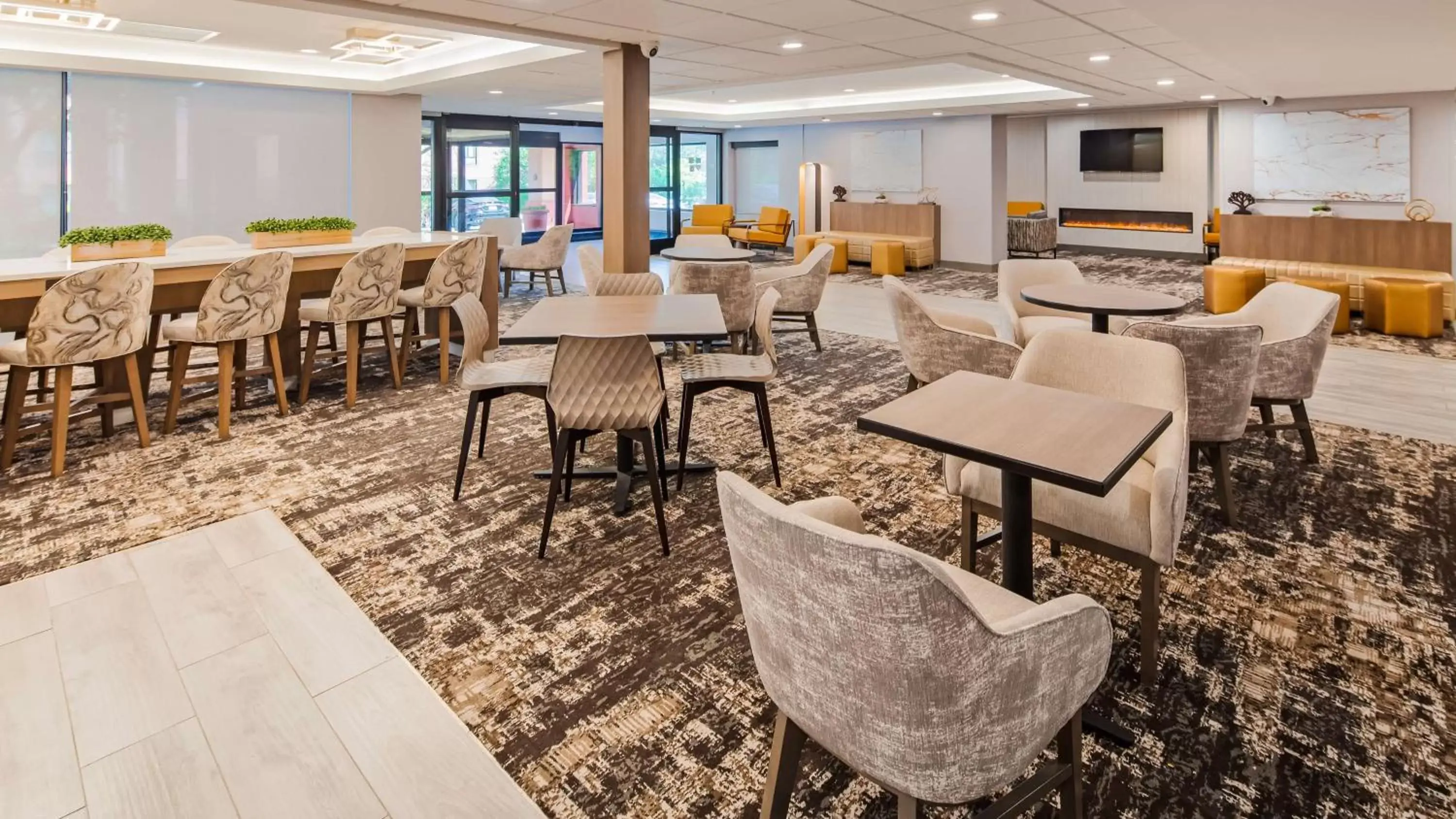 Lobby or reception, Restaurant/Places to Eat in SureStay Plus Hotel by Best Western Chicago Lombard