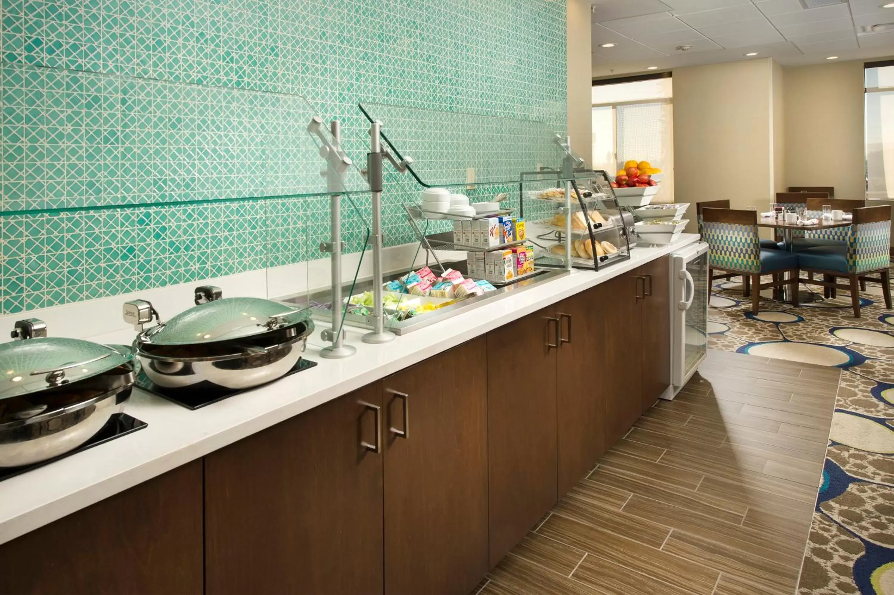 Restaurant/places to eat, Kitchen/Kitchenette in Holiday Inn El Paso Airport, an IHG Hotel