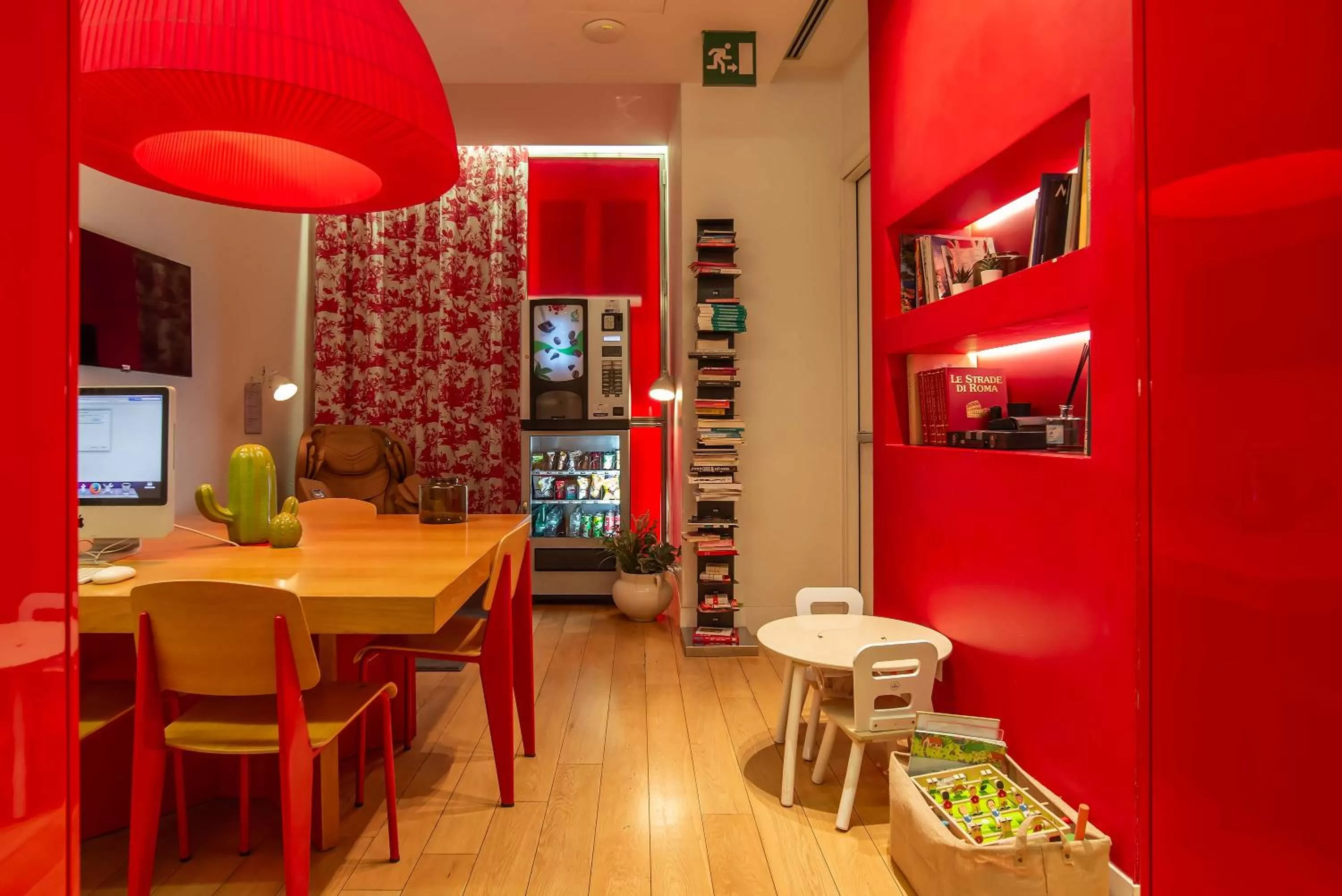 Communal lounge/ TV room in Hotel White