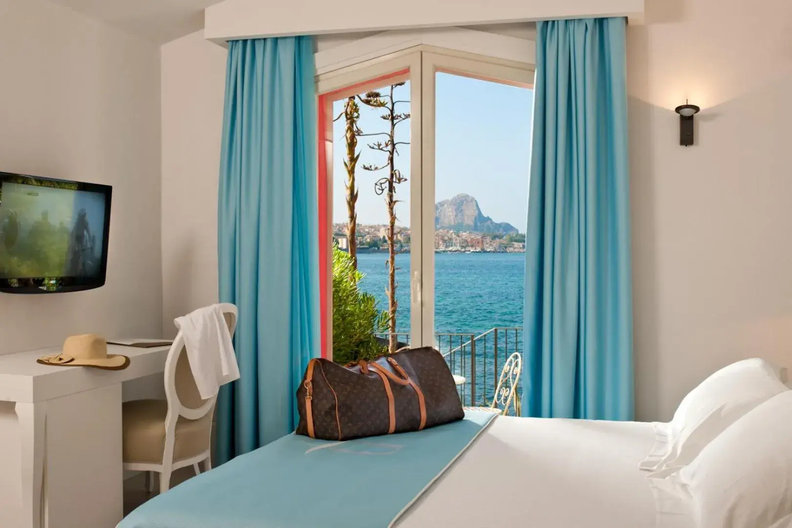 View (from property/room), Bed in Domina Zagarella - Sicily