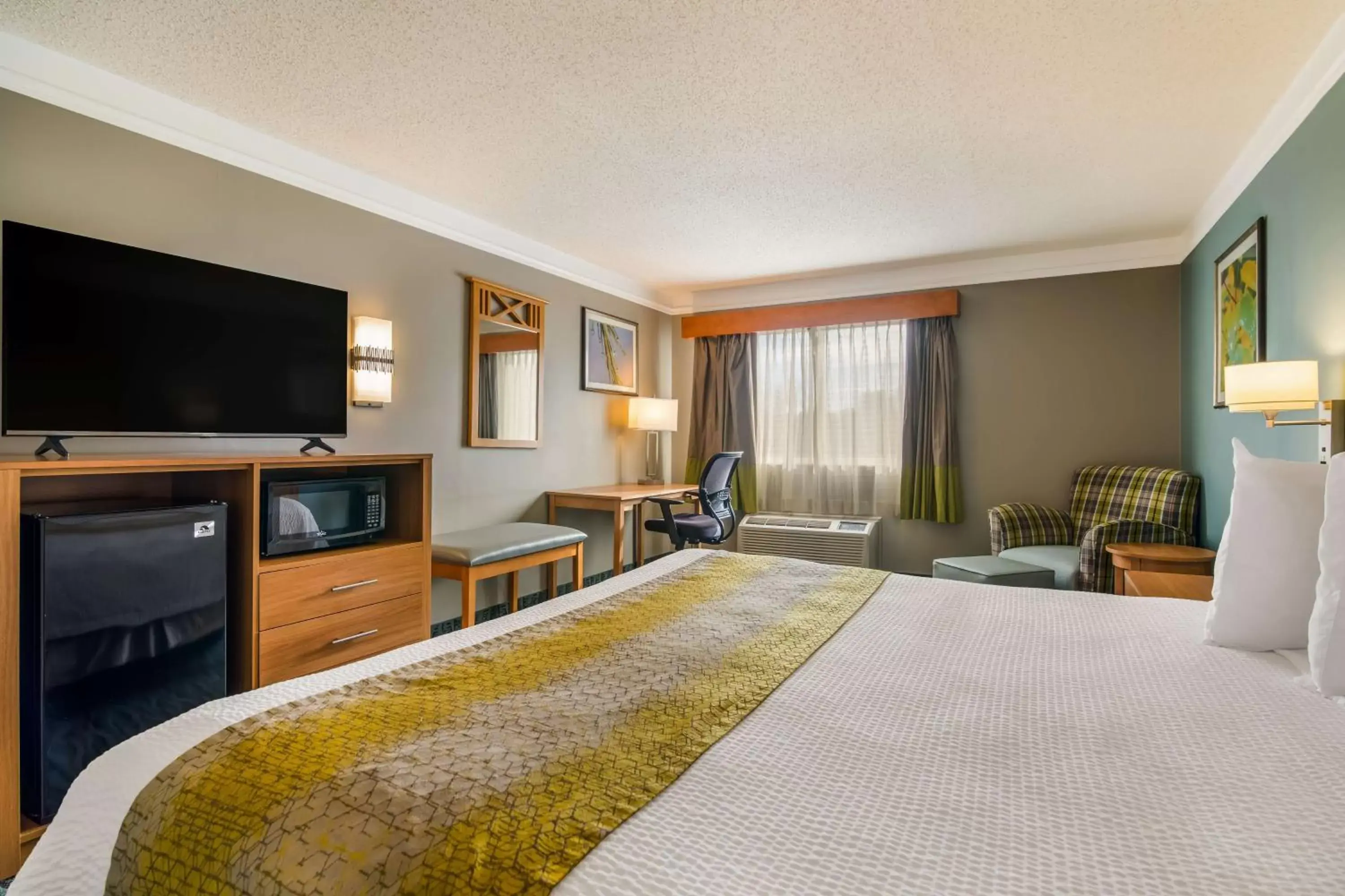 Bedroom, TV/Entertainment Center in Best Western PLUS Executive Court Inn & Conference Center