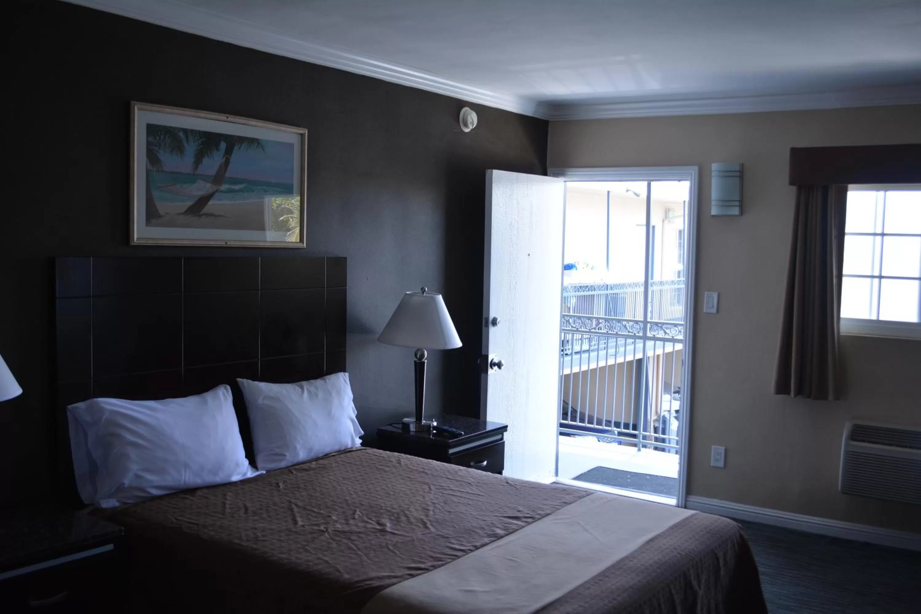 Queen Room - Non-Smoking in Seaside Motel