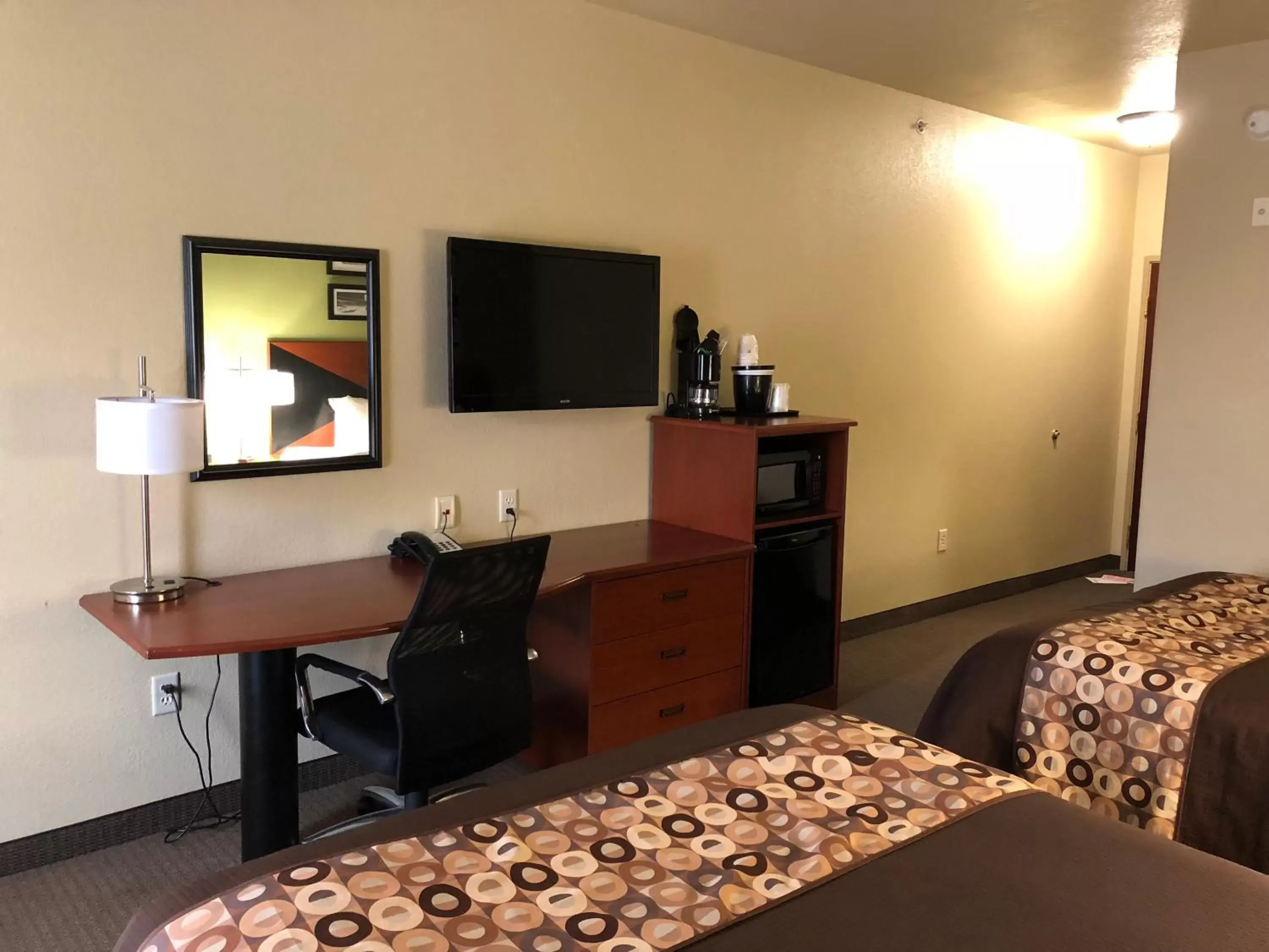 Bedroom, TV/Entertainment Center in SureStay Plus Hotel by Best Western Near SeaWorld San Antonio