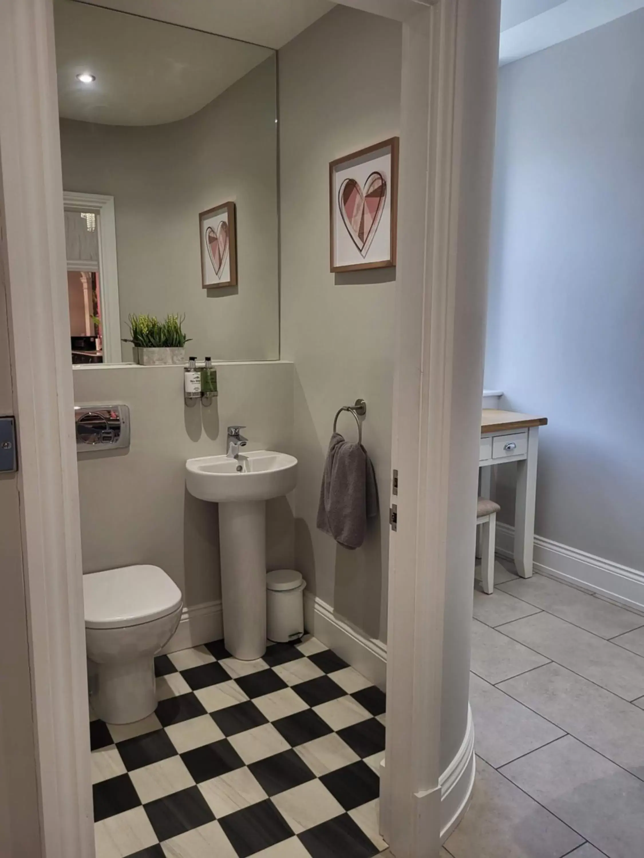 Toilet, Bathroom in Goodramgate Apartments