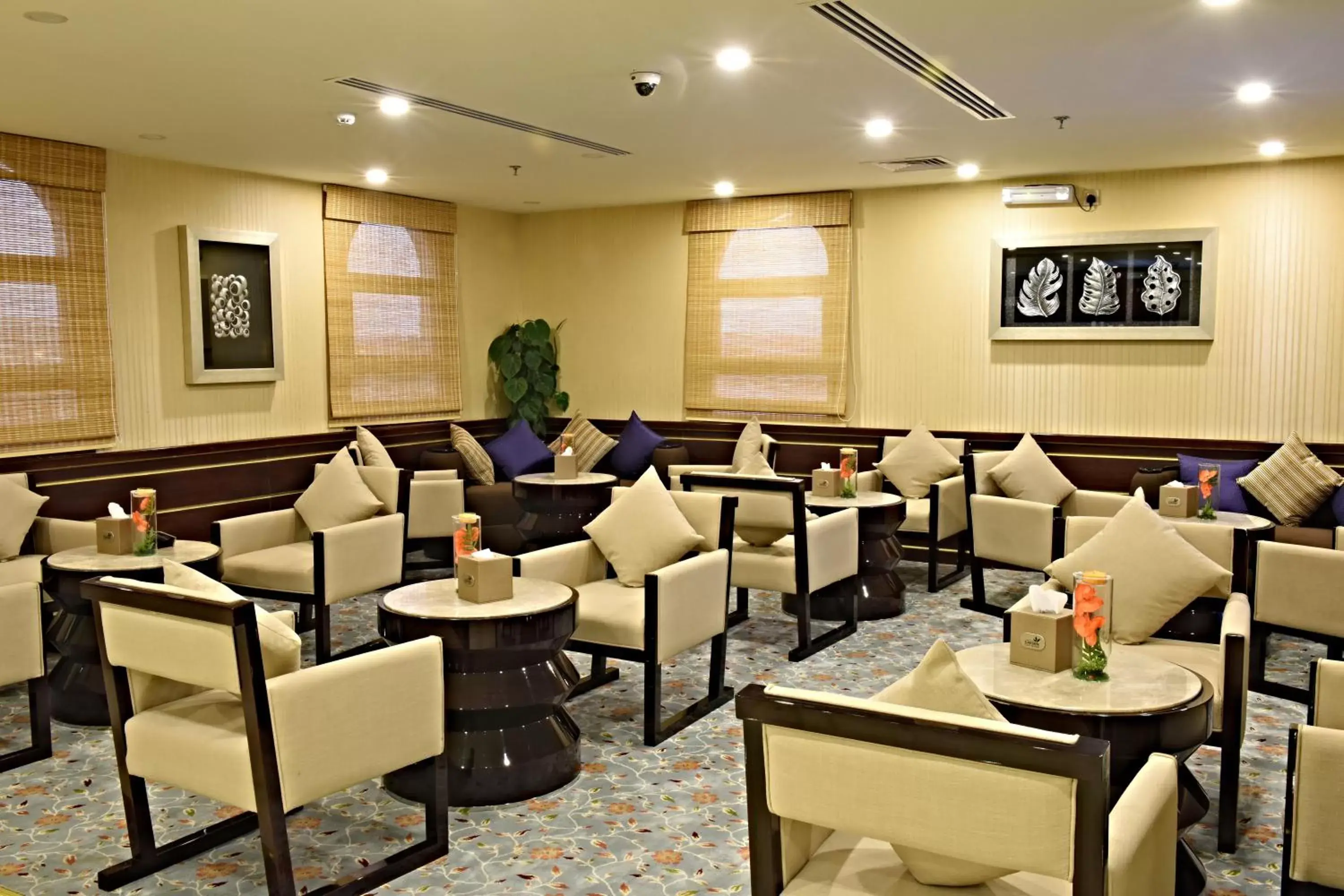 Lounge or bar, Restaurant/Places to Eat in Garden Plaza Hotel