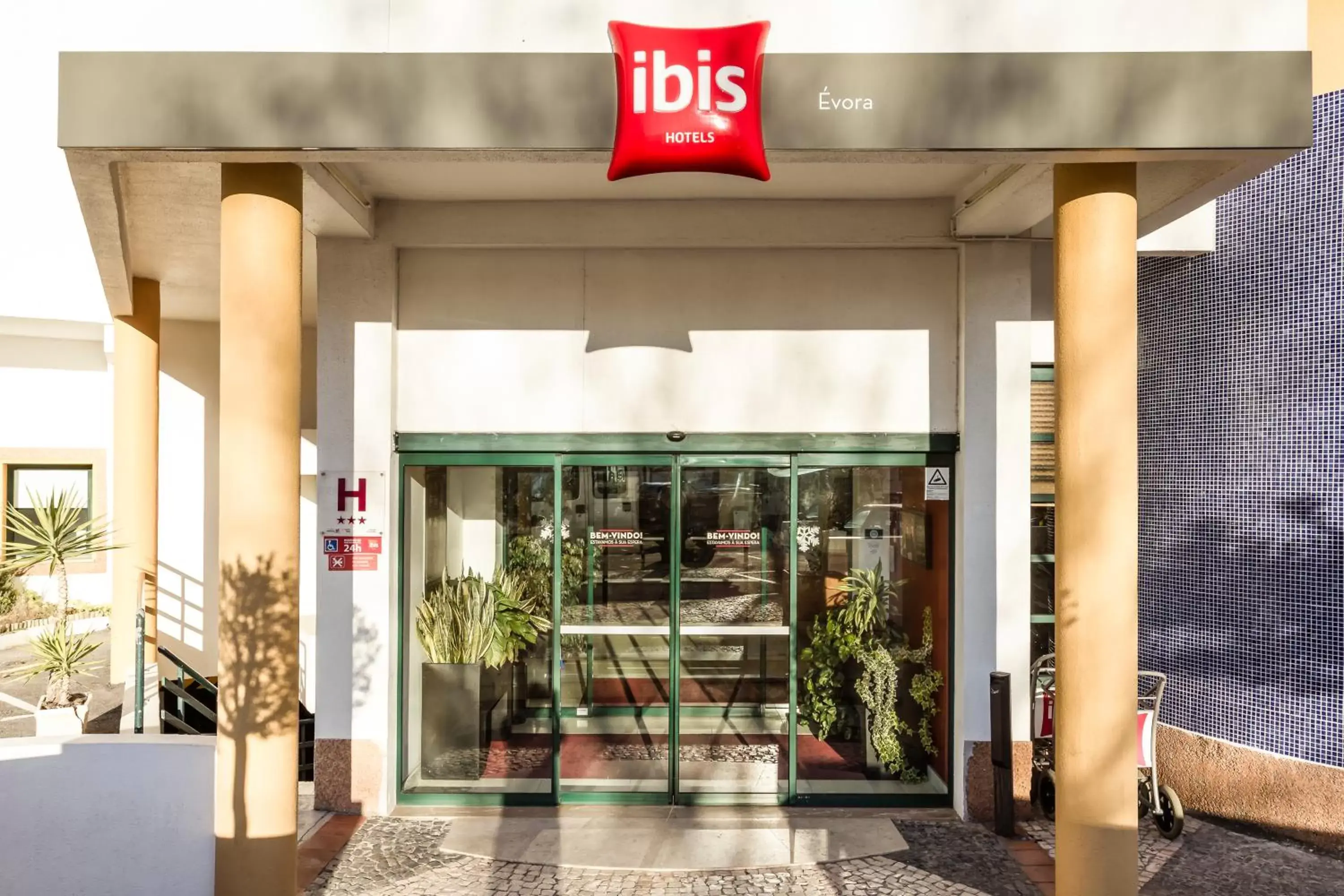 Facade/entrance in Hotel ibis Evora Facade/entrance in Hotel ibis Evora