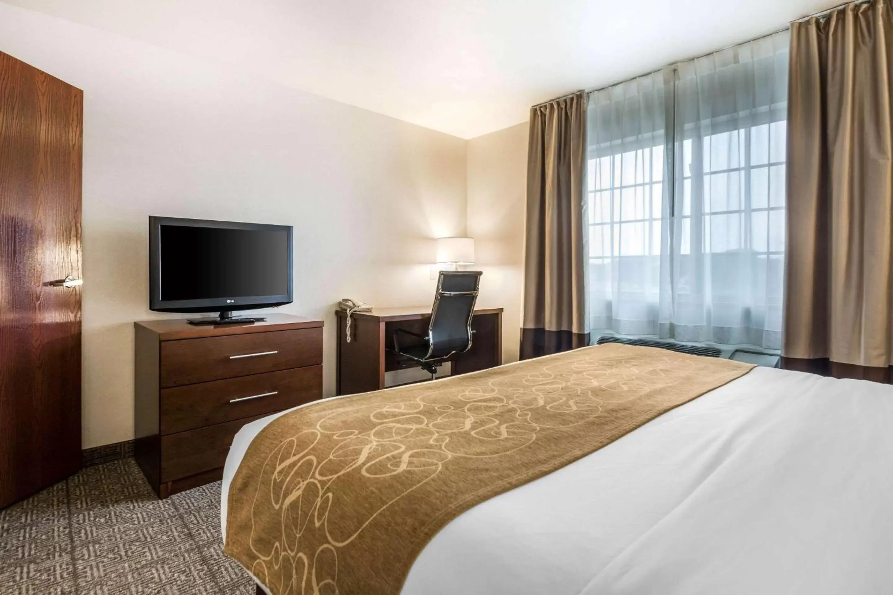 Bedroom, Bed in Comfort Suites at Par 4 Resort