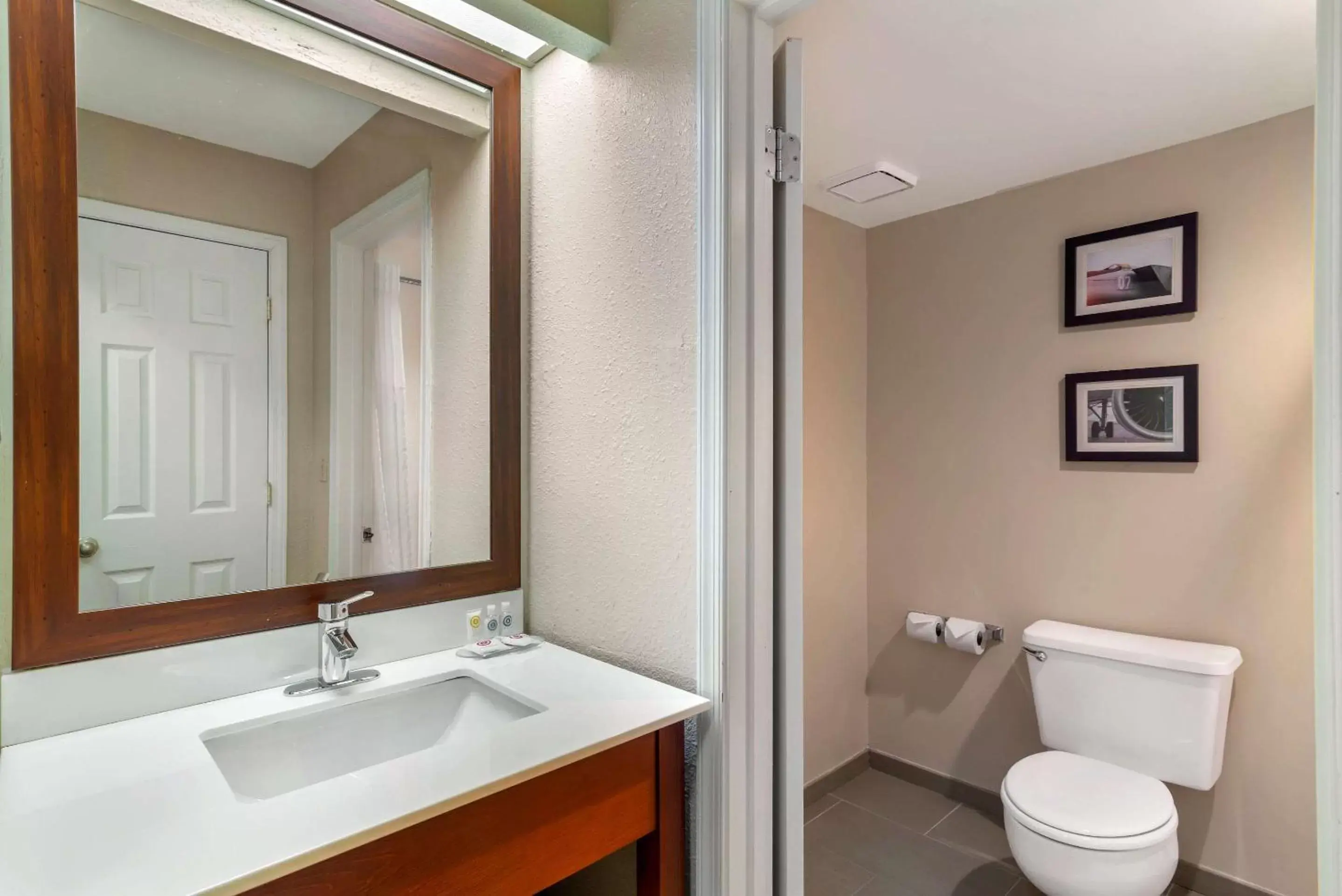 Bedroom, Bathroom in Comfort Inn & Suites - near Robins Air Force Base Main Gate