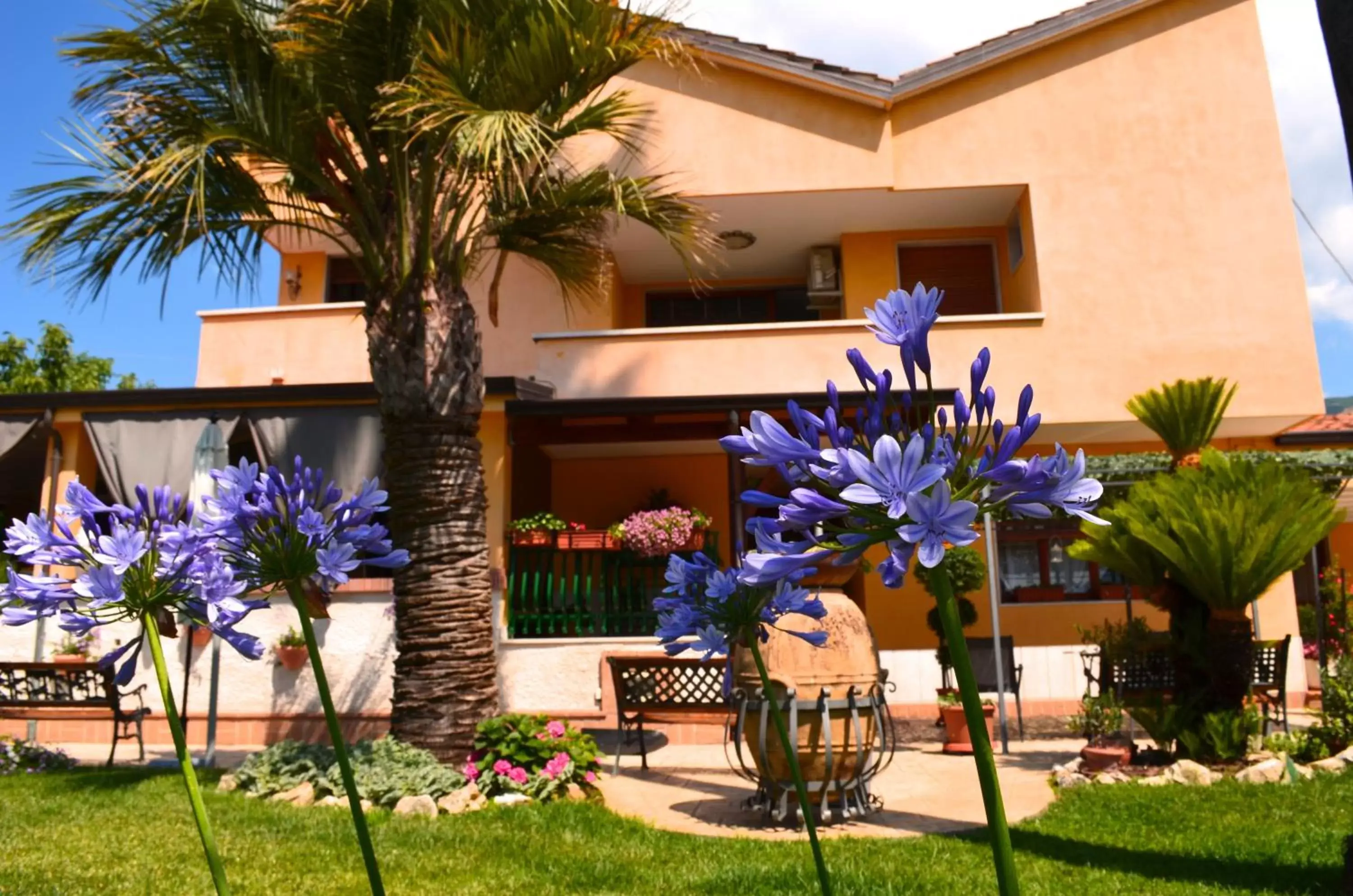 Facade/entrance, Property Building in La Magnolia B&B