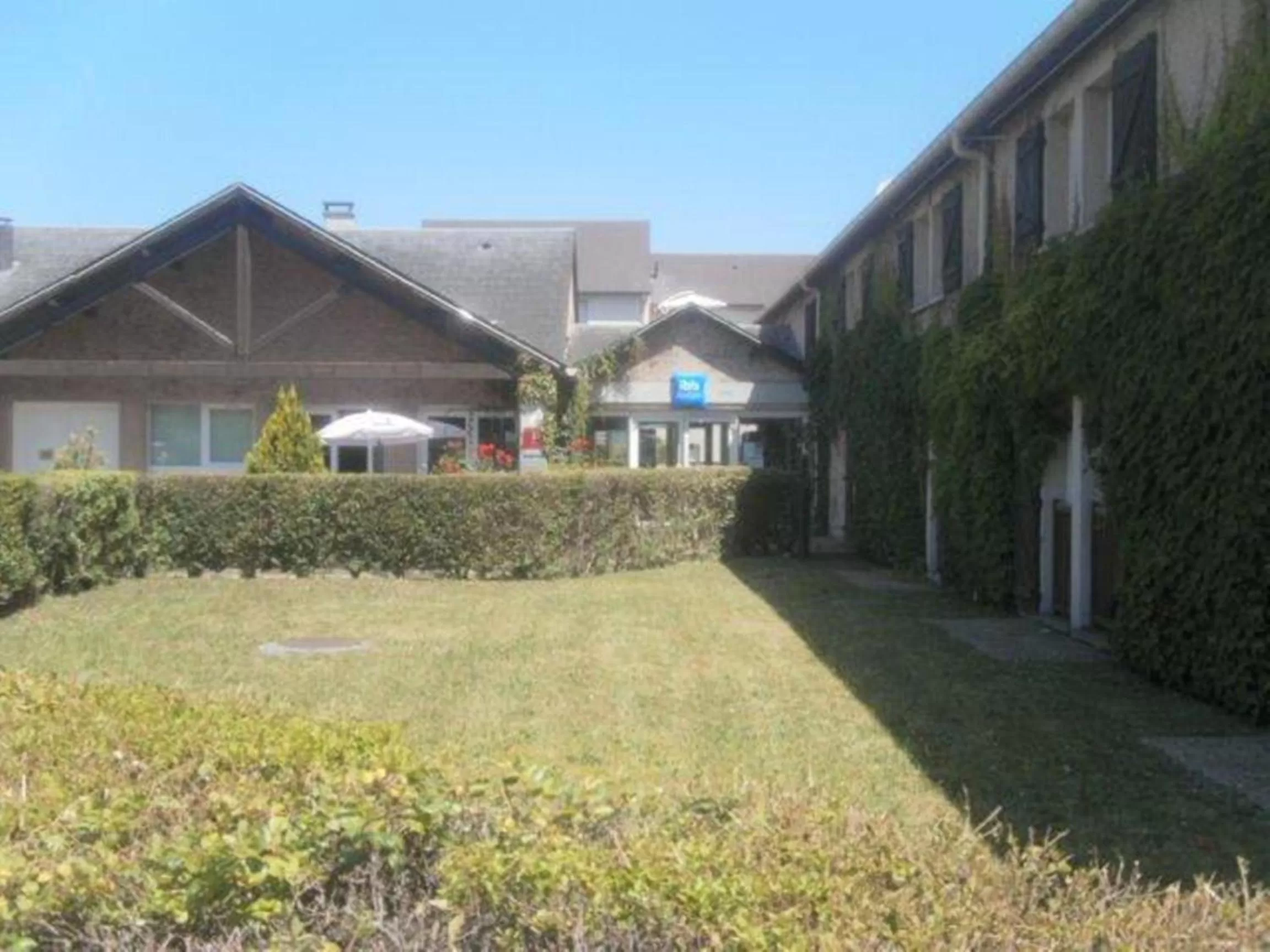 Patio in IBIS Budget Tarbes