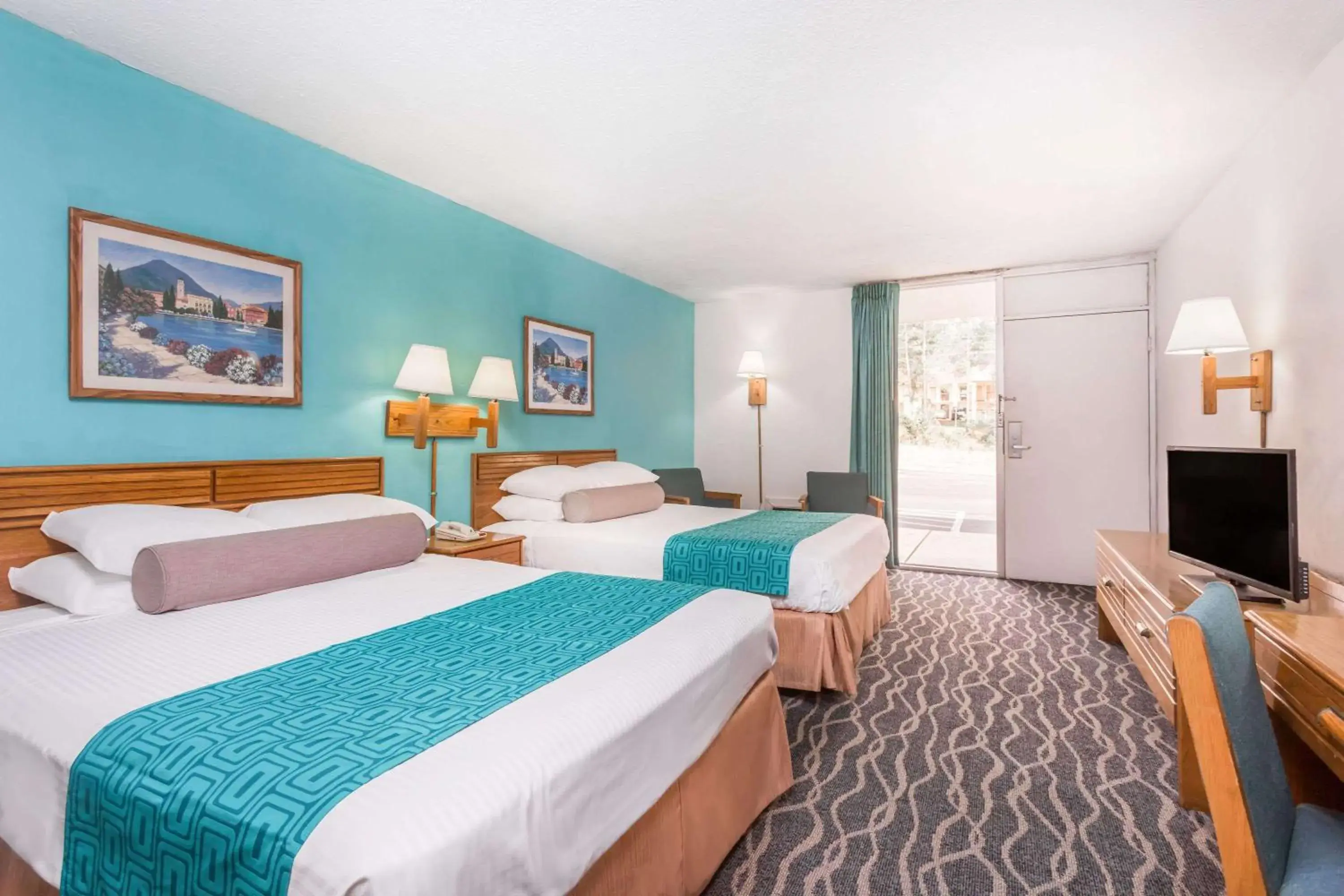 Photo of the whole room, Bed in Howard Johnson by Wyndham Commerce GA