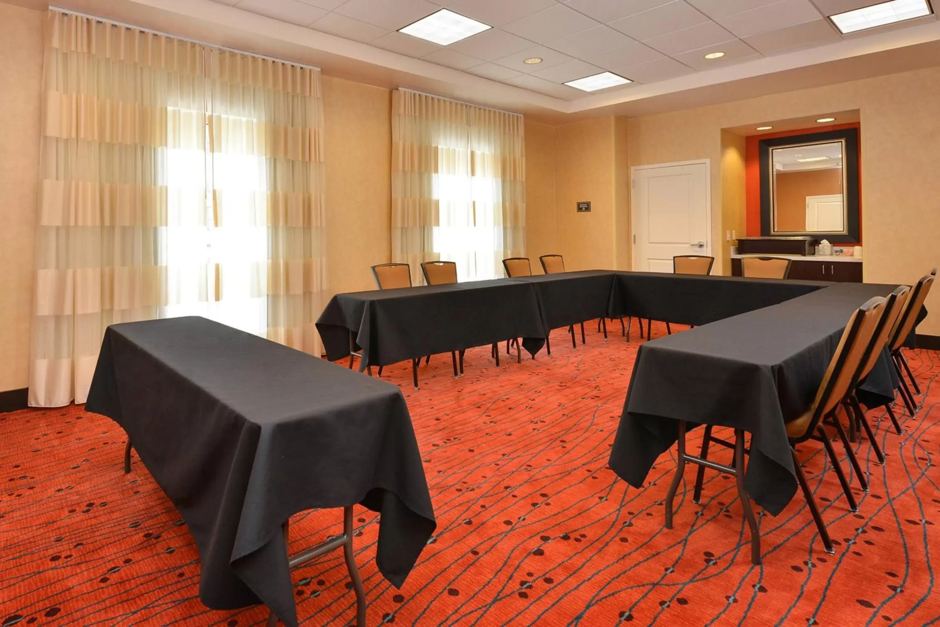 Meeting/conference room, Restaurant/Places to Eat in Residence Inn by Marriott Des Moines Downtown