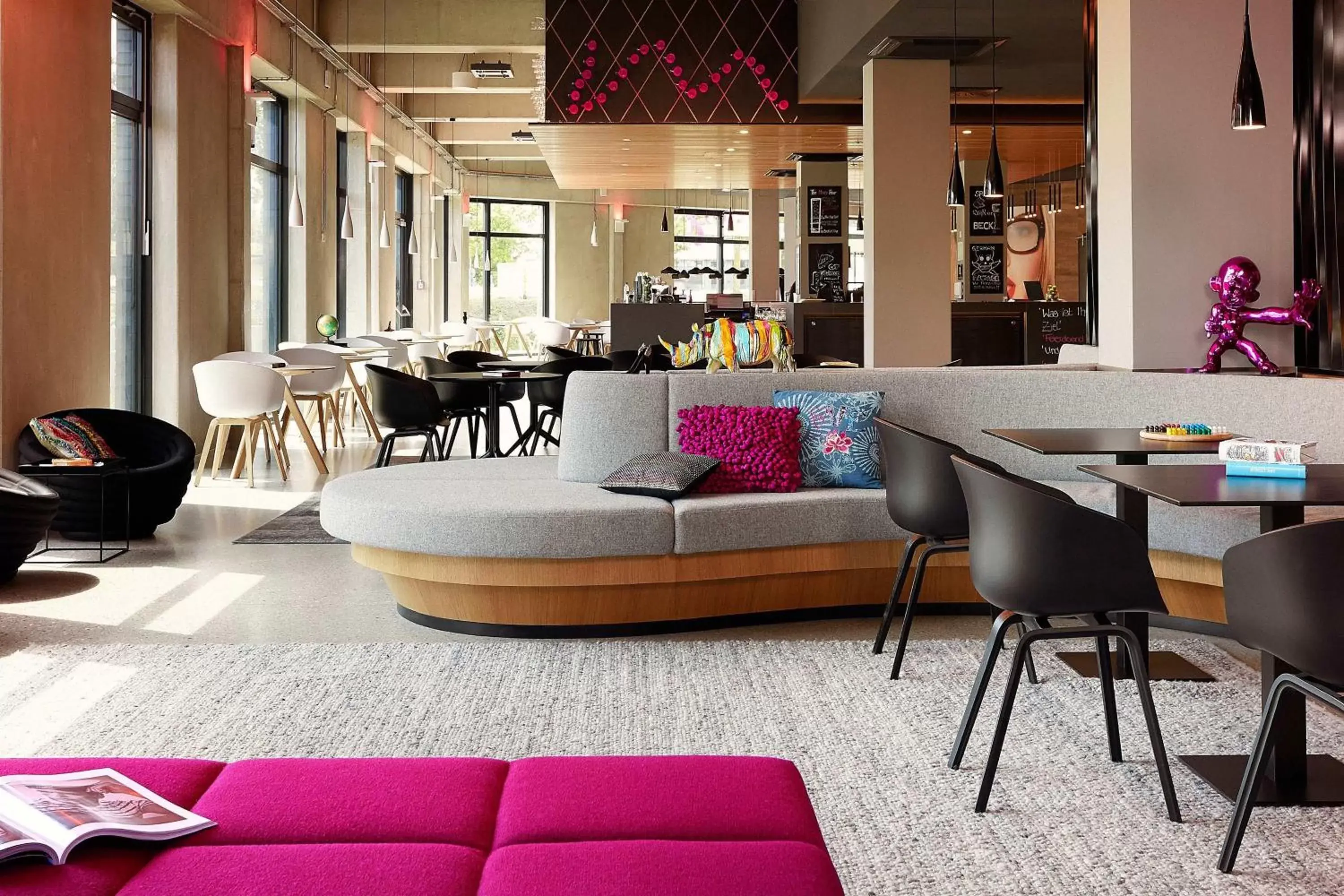 Living room, Lounge/Bar in Moxy Munich Airport