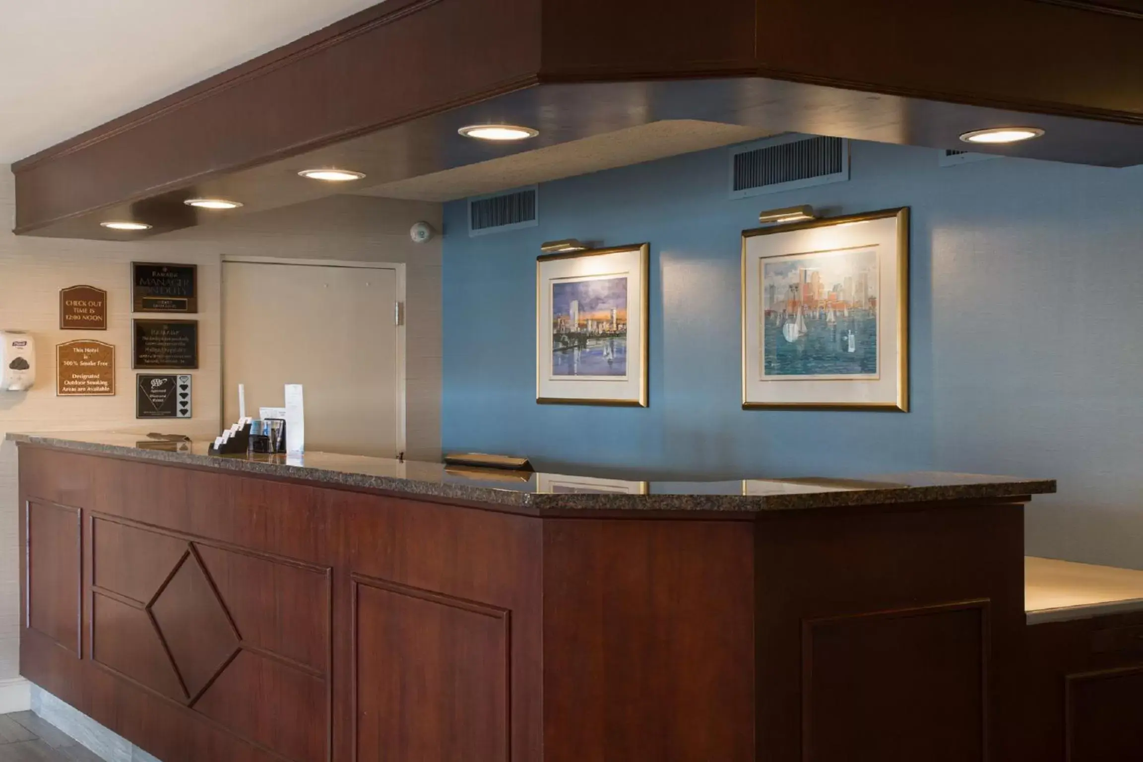 Lobby or reception, Lounge/Bar in Ramada by Wyndham Boston