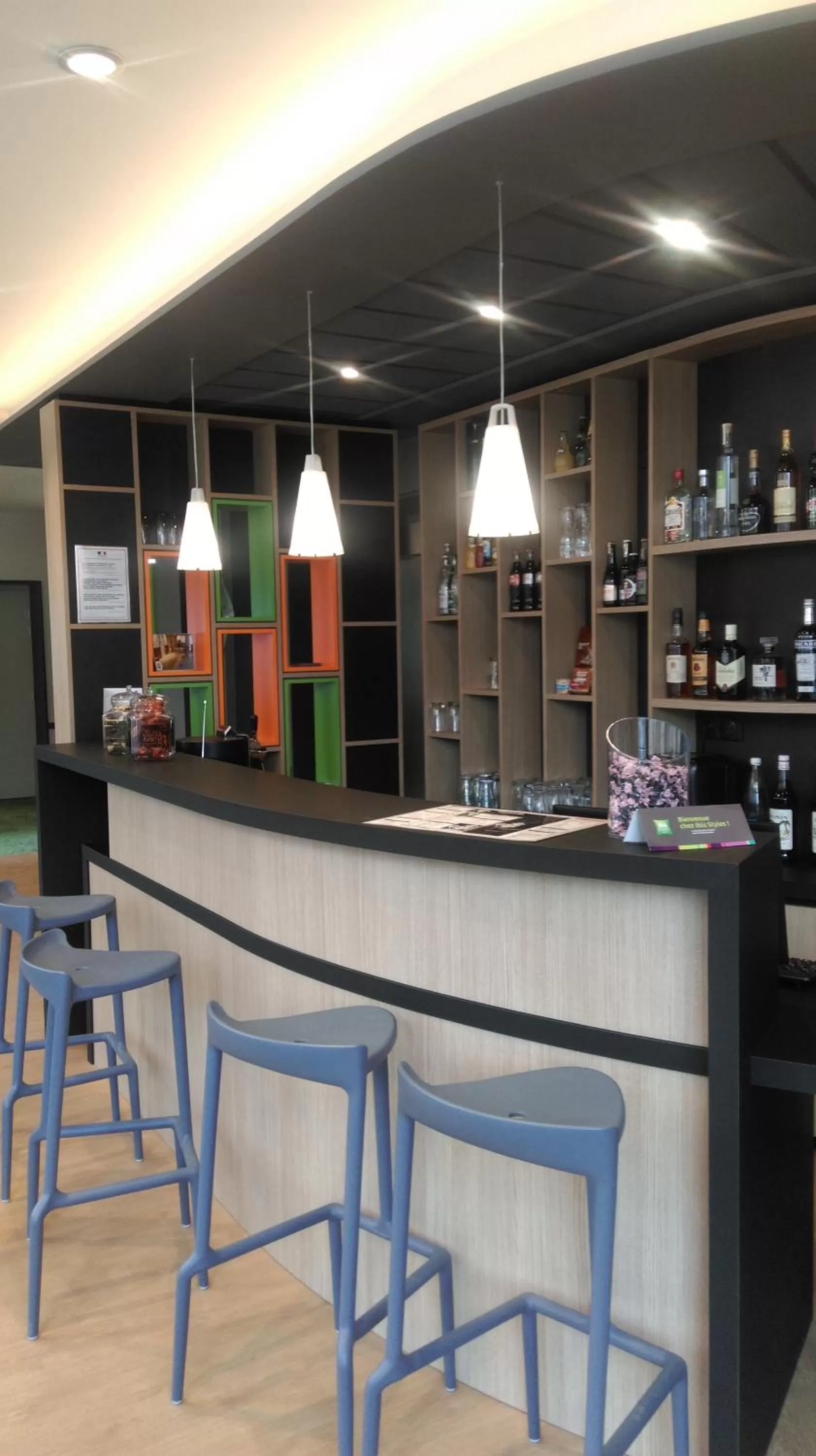 Lounge or bar in ibis Styles Moulins Centre
