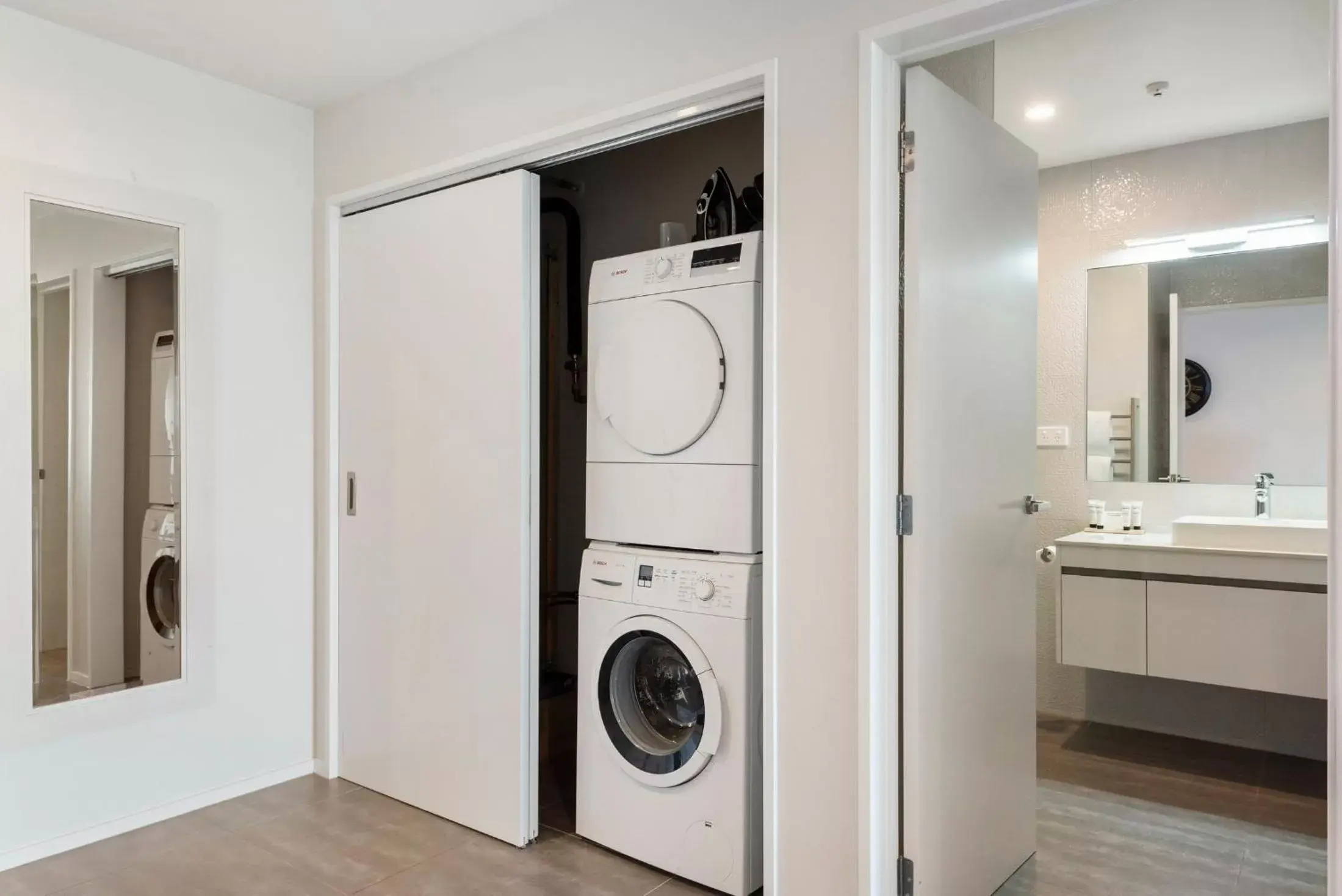 washing machine, Bathroom in FERNZ Motel & Apartments Birkenhead