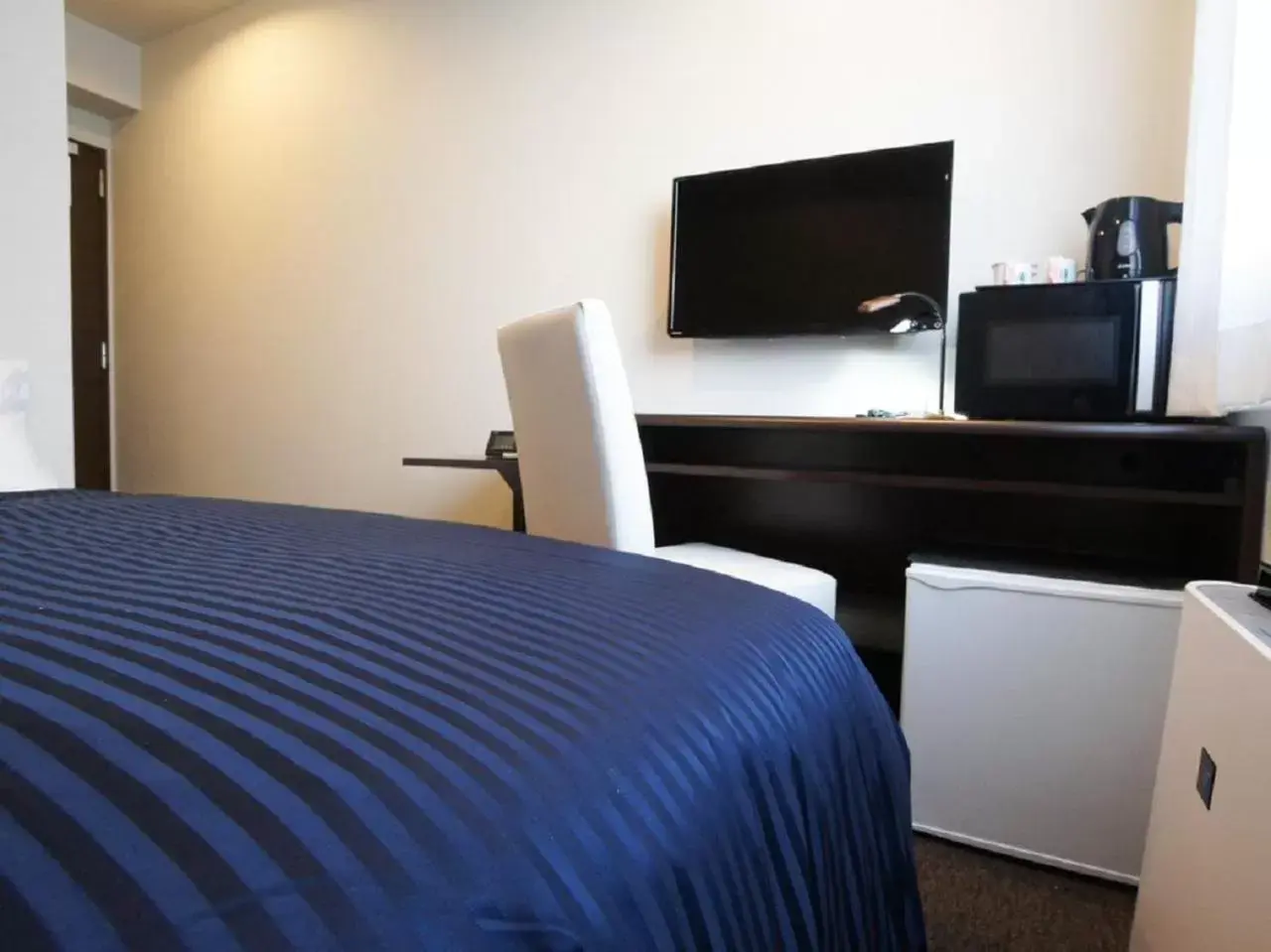 Bed, TV/Entertainment Center in HOTEL LiVEMAX Osaka Umeda Nakatsu