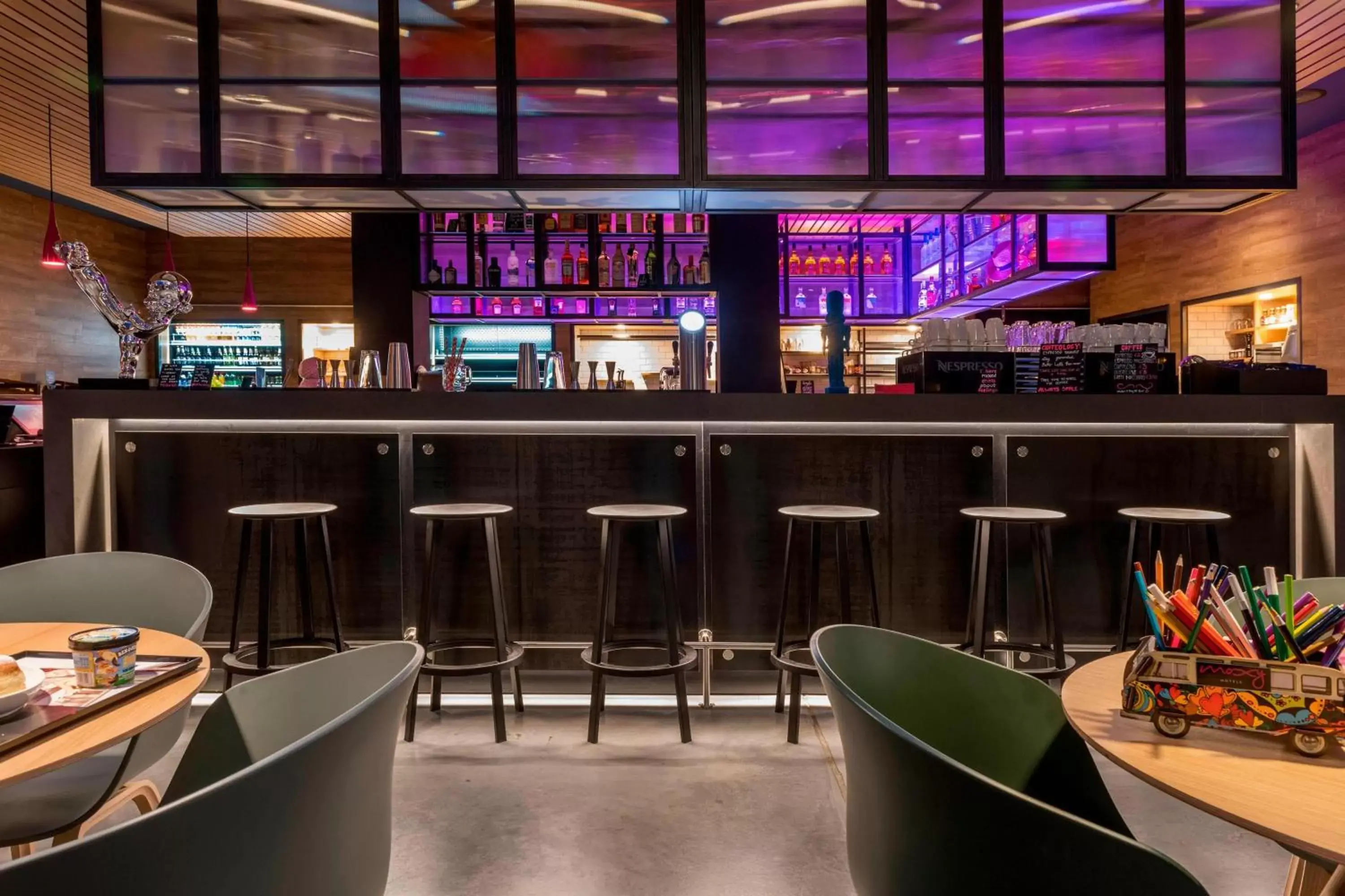 Restaurant/places to eat, Lounge/Bar in Moxy Frankfurt Airport