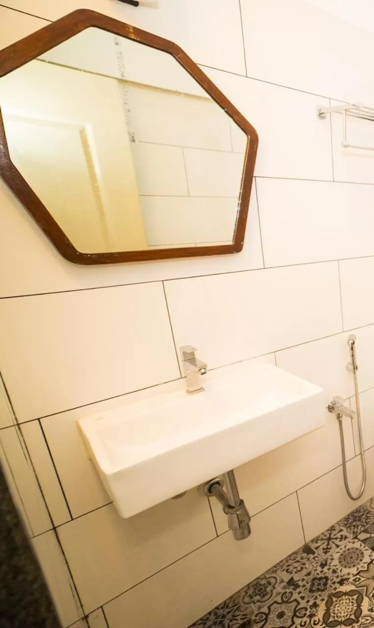 Bathroom in HALF Hotel, Calangute