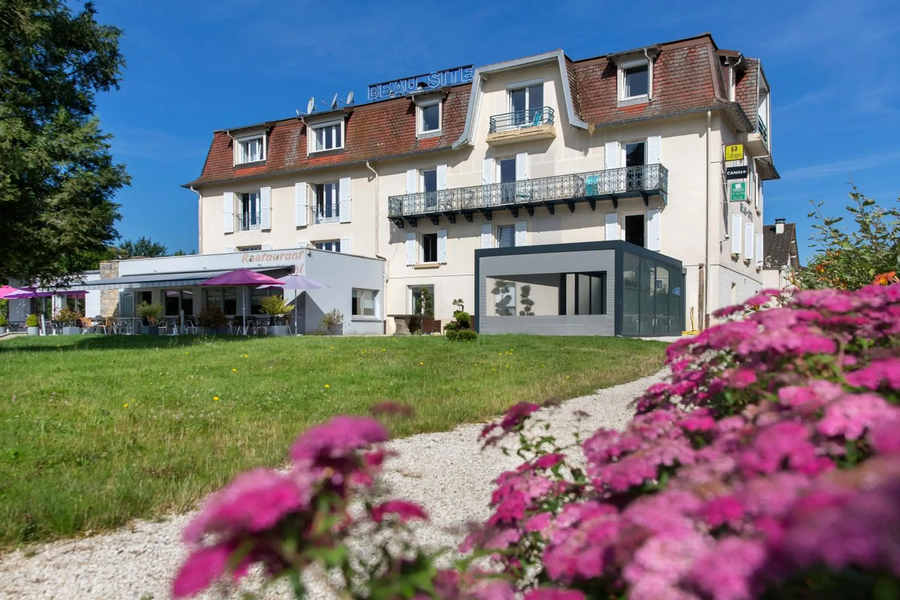 Facade/entrance, Property Building in Logis Hotel Restaurant Spa Beau Site