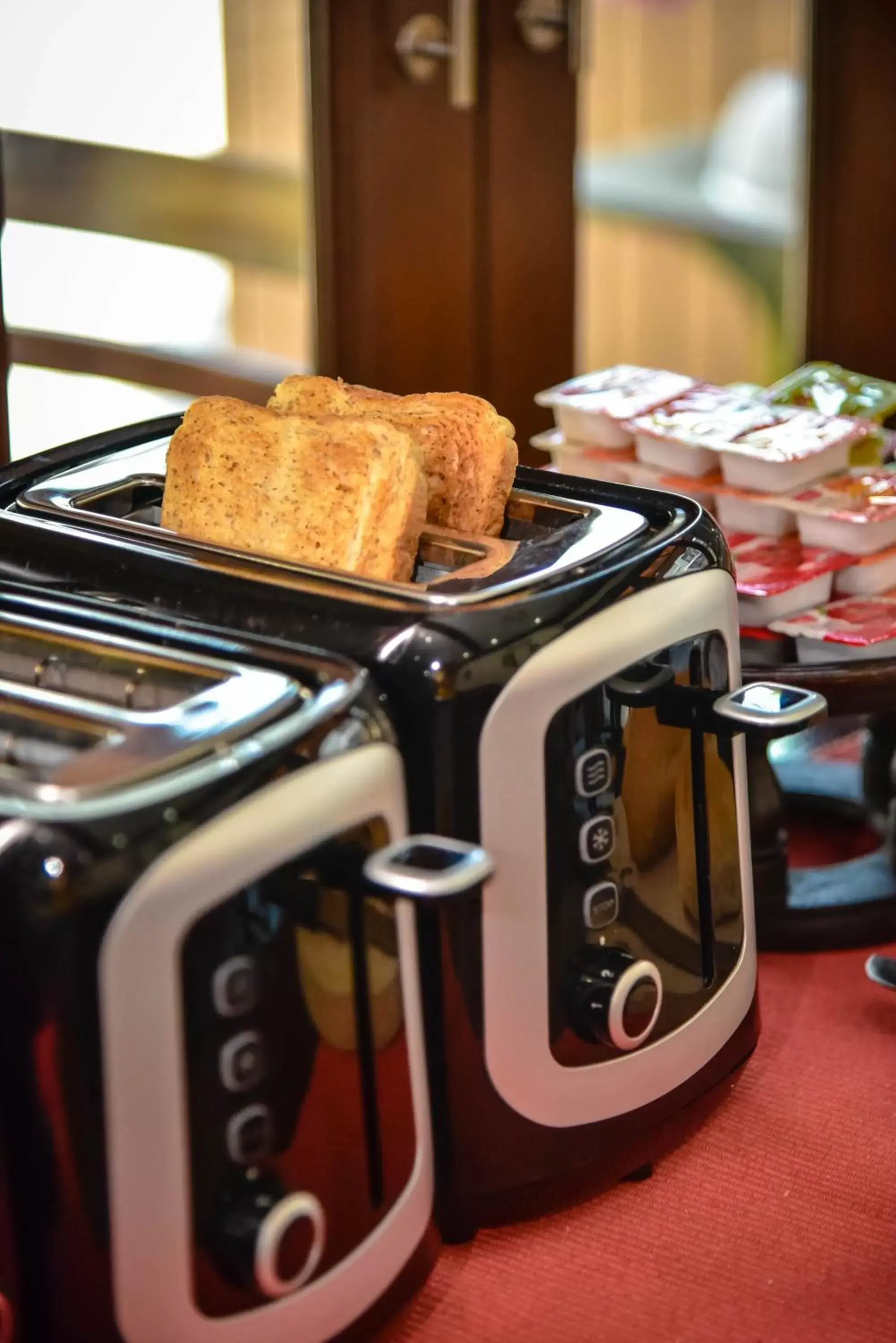 Coffee/tea facilities in Mhonsa Hotel