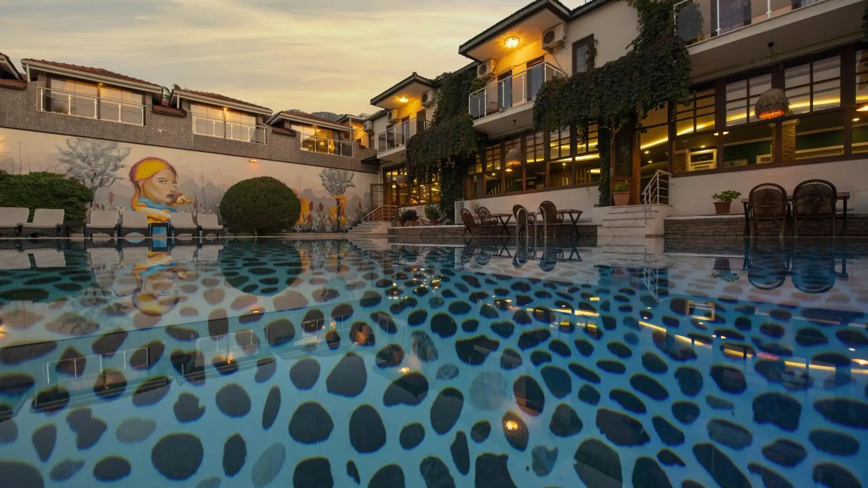 Pool view, Swimming Pool in Han Deluxe Hotel