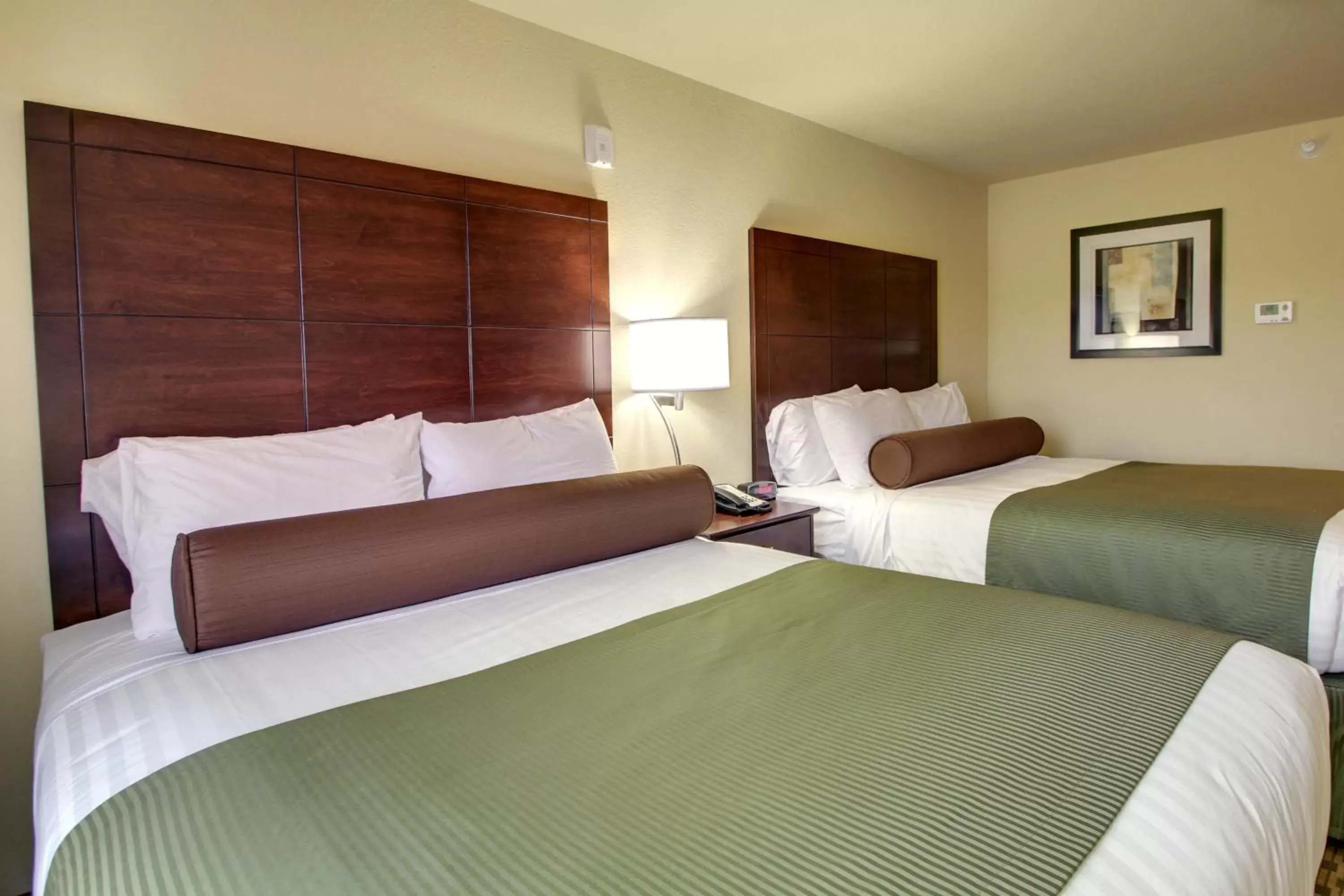 Bed in Cobblestone Inn & Suites-Winterset