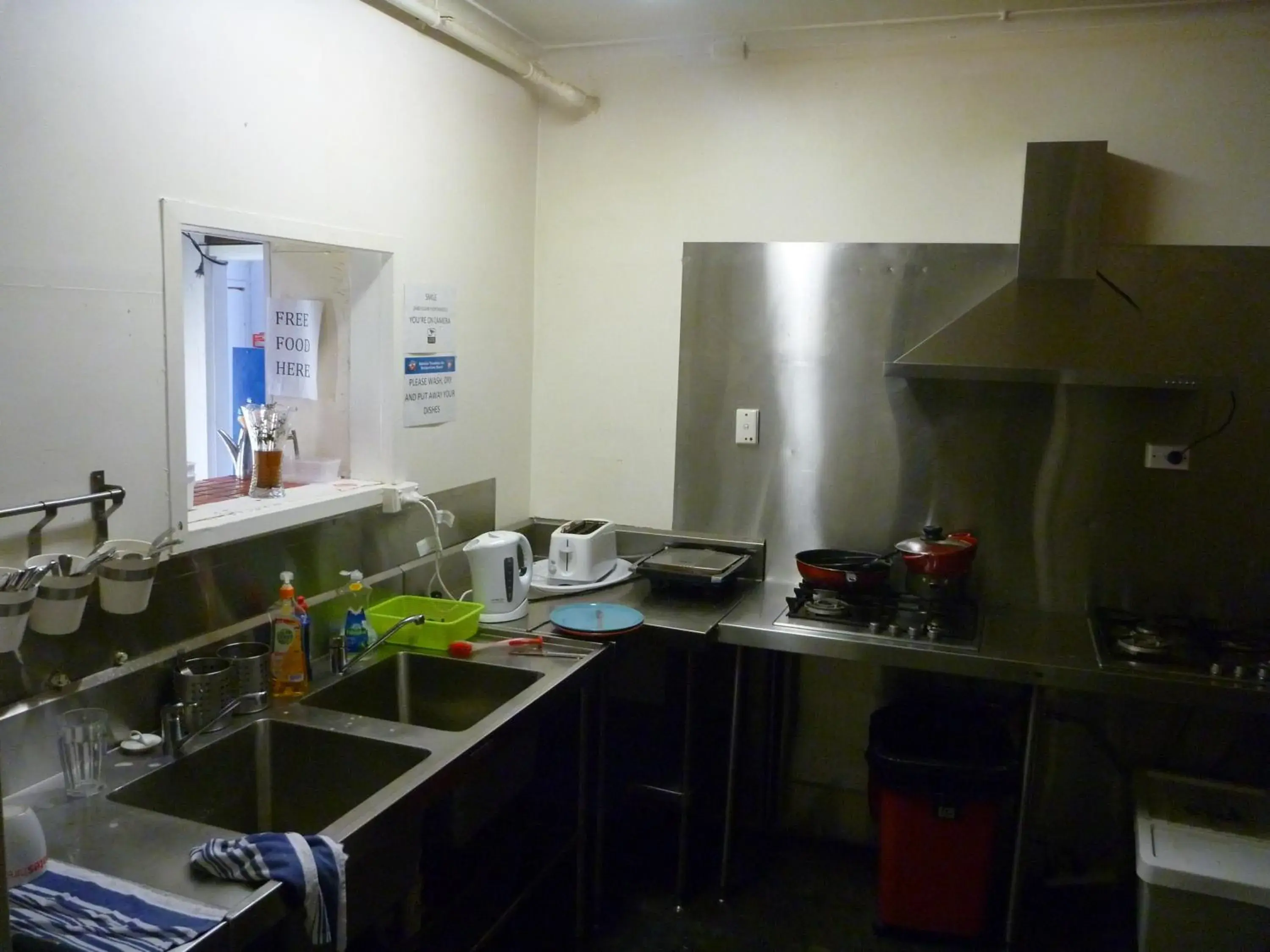 Kitchen or kitchenette, Kitchen/Kitchenette in Adelaide Travellers Inn Backpackers Hostel