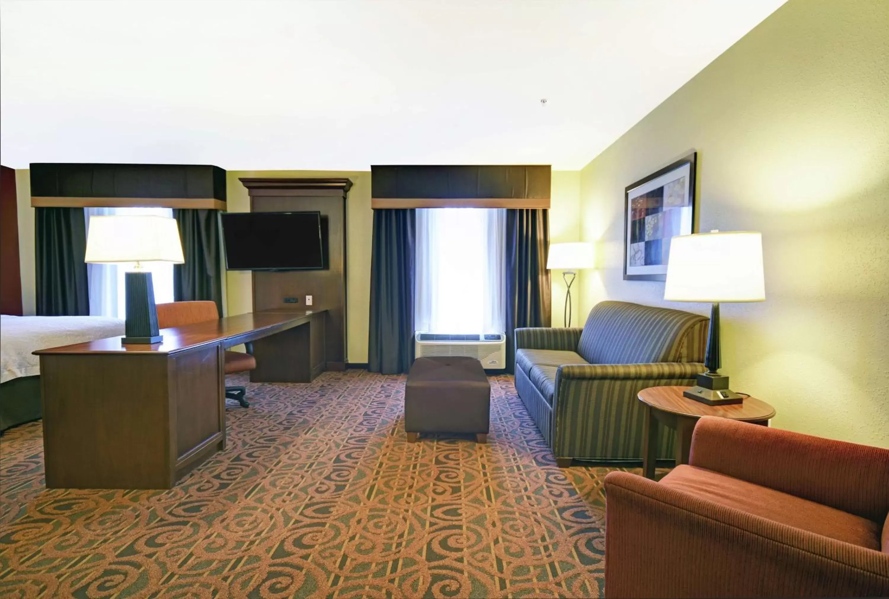 Bedroom, Seating Area in Hampton Inn & Suites Milwaukee/Franklin