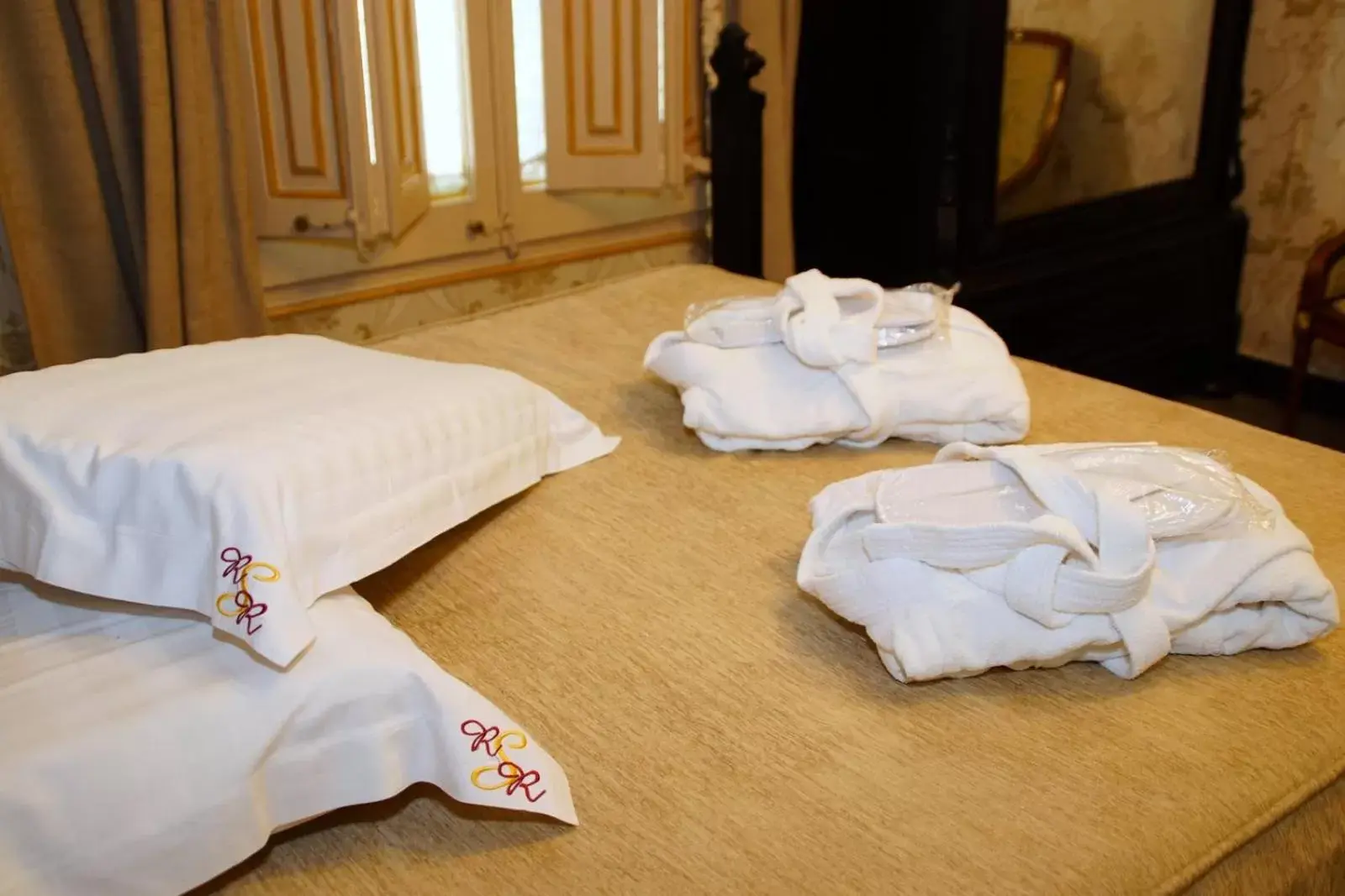 towels, Bed in Sitges Royal Rooms