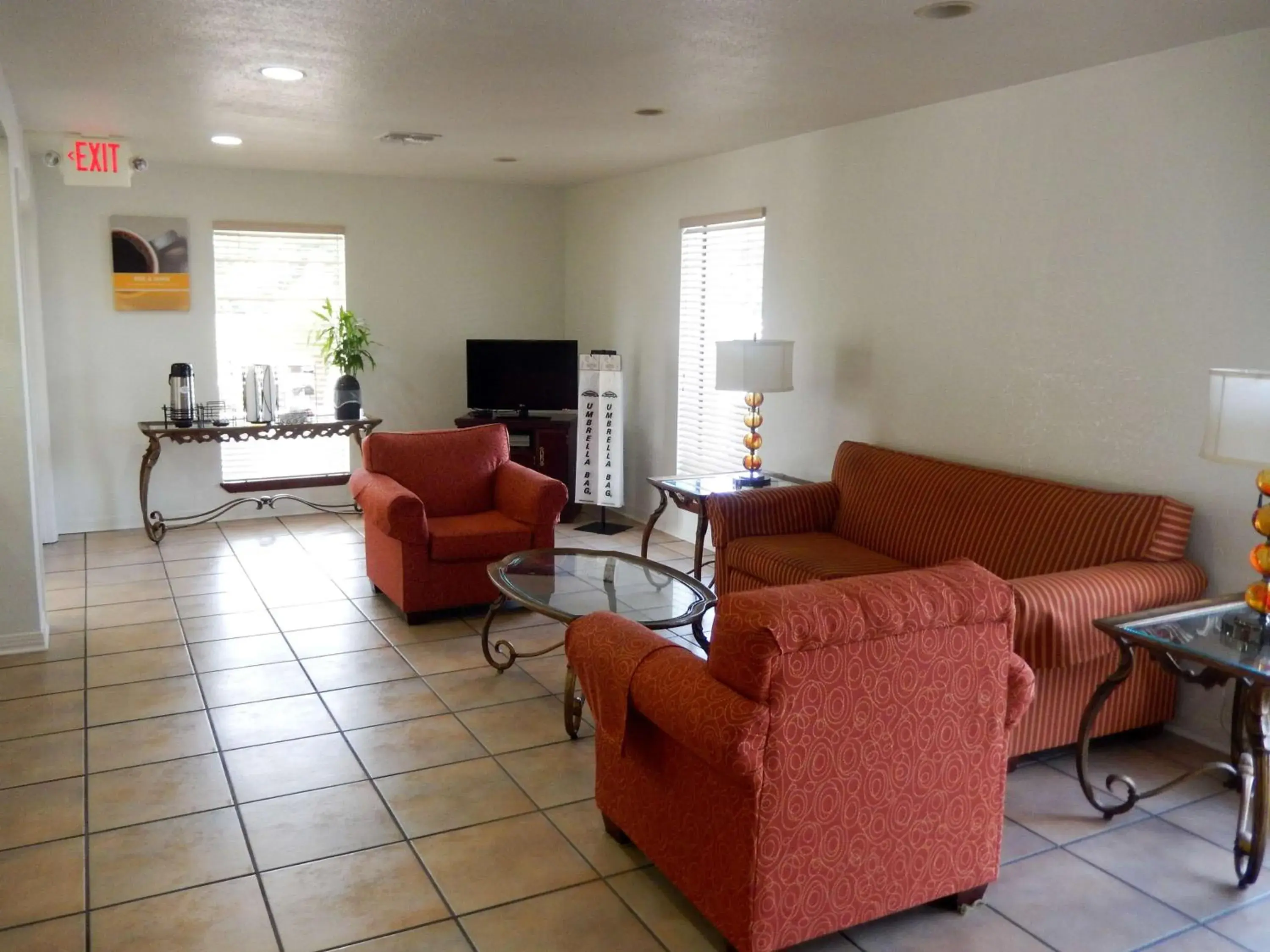 Communal lounge/ TV room, Lounge/Bar in Motel 6-Luling, LA